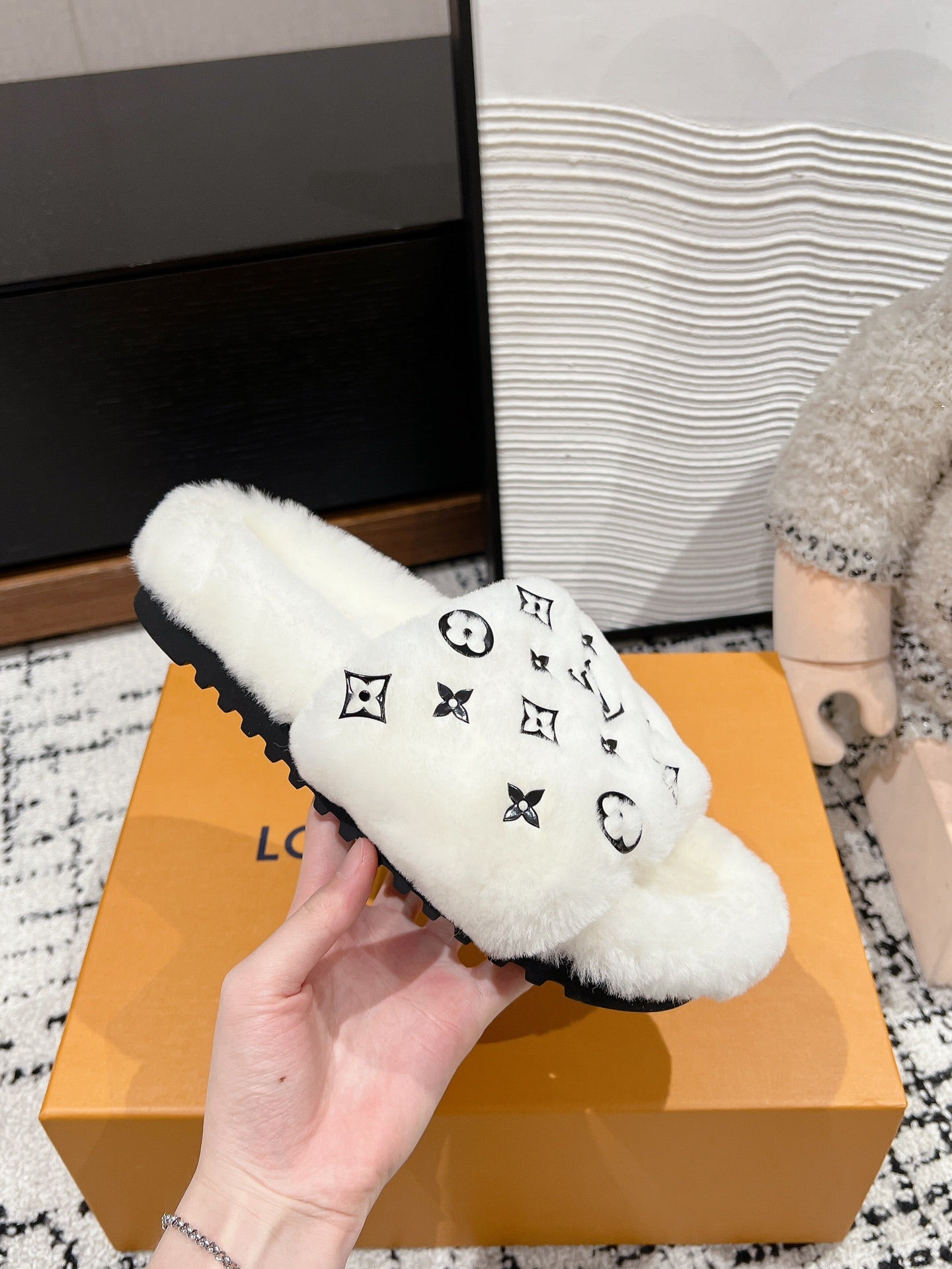 SLIPPER IN WHITE WOOL WITH BLACK LOGO、mysite、Cacoeks