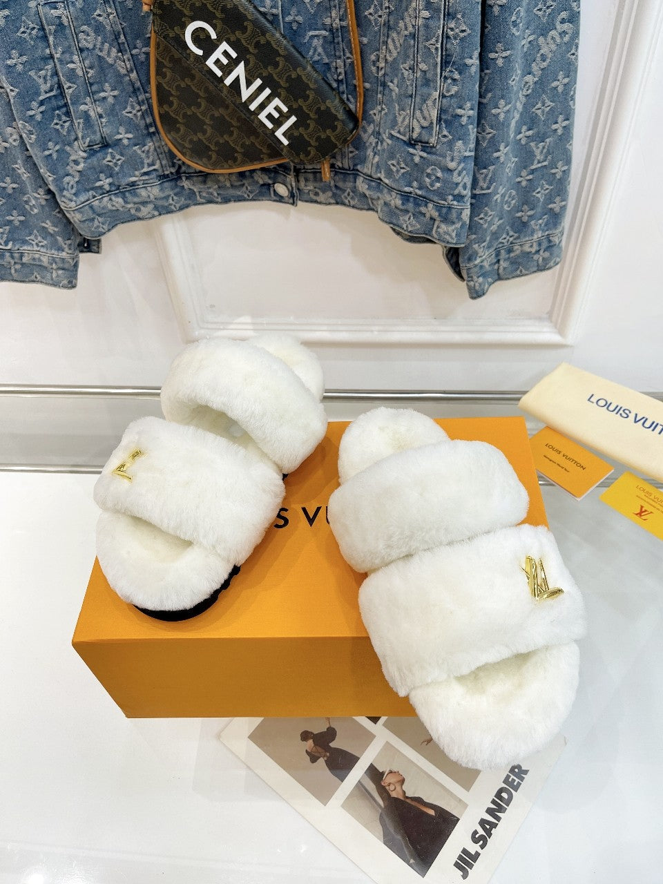 HALF MULE SLIPPERS IN WHITE FLEECE FEATURING METALLIC LOGO、mysite、Cacoeks