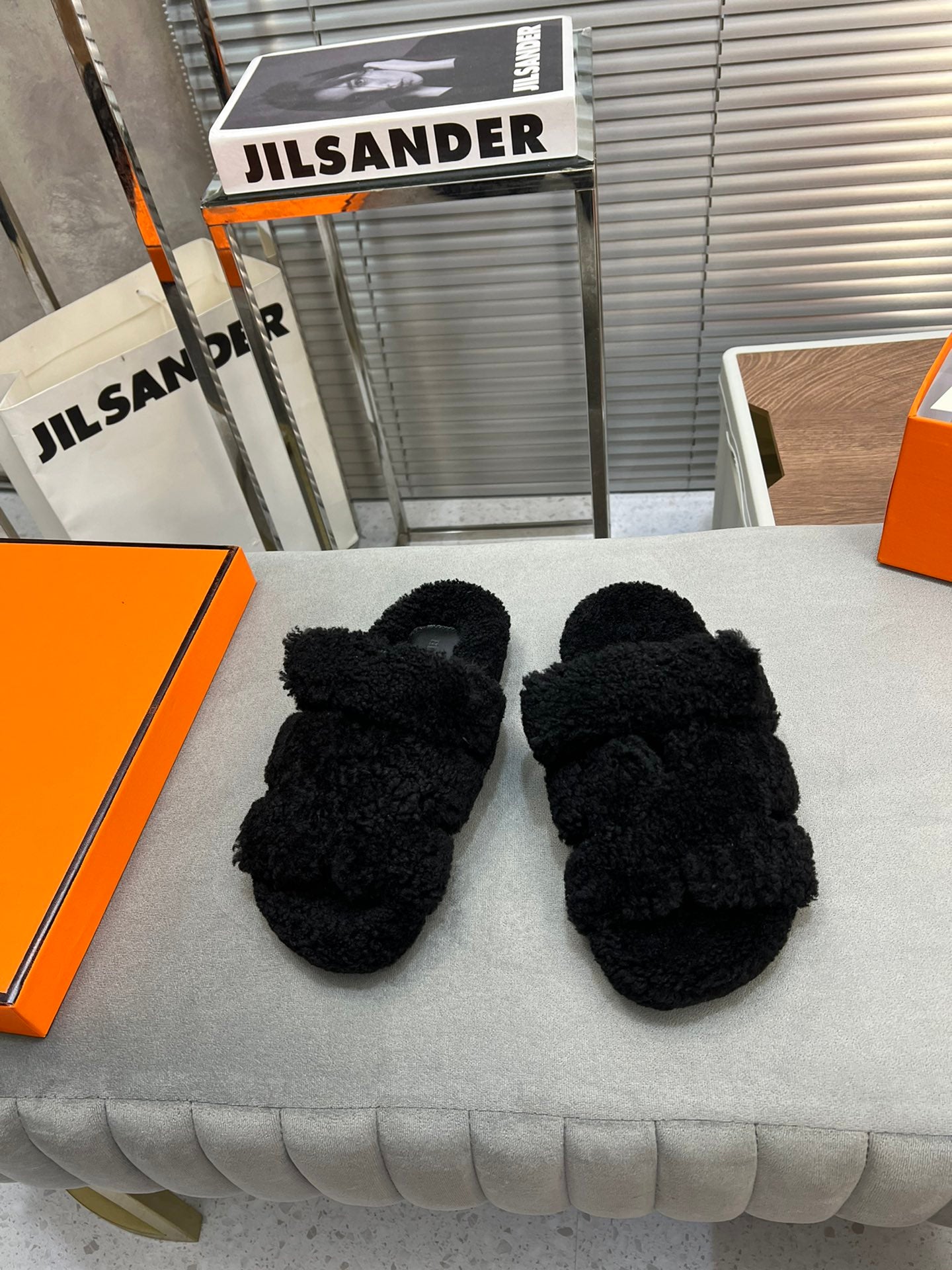 CHYPRE SLIPPERS IN BLACK LAMB WOOL、mysite、Cacoeks