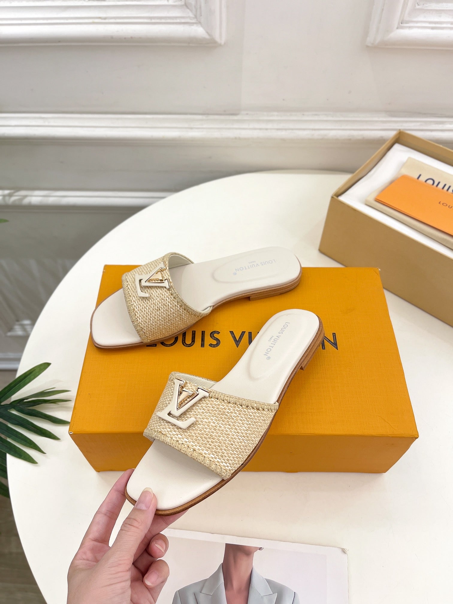 LV WOMEN CAPRI FLAT MULES IN BEIGE LEATHER AND RAFFIA、mysite、Cacoeks