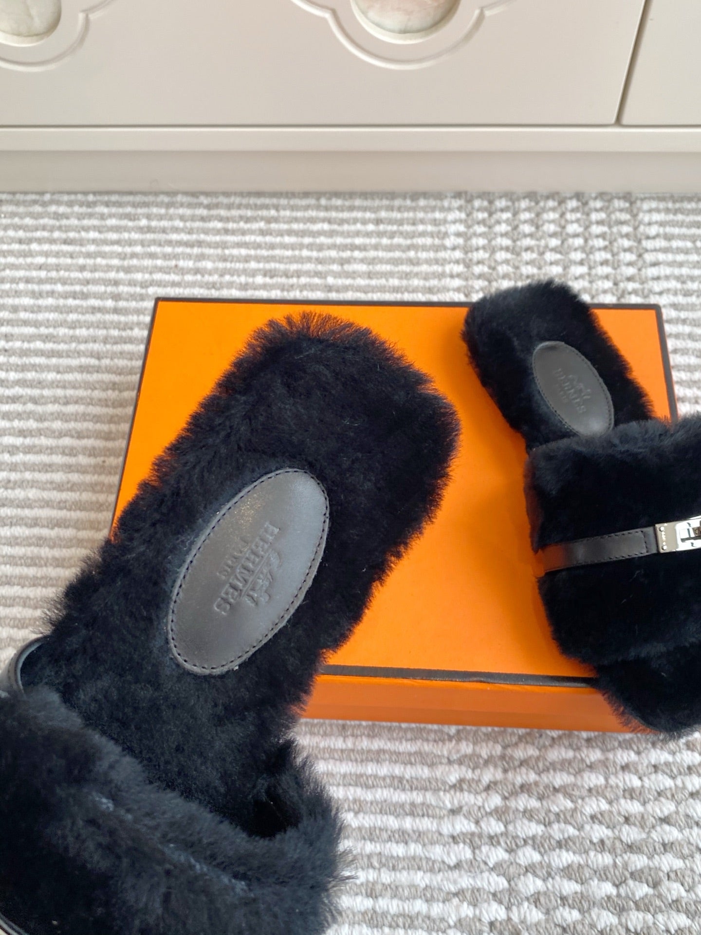 HM 25S GIULIA SANDAL IN BLACK SHEARLING WITH SILVER HARDWARE、mysite、Cacoeks