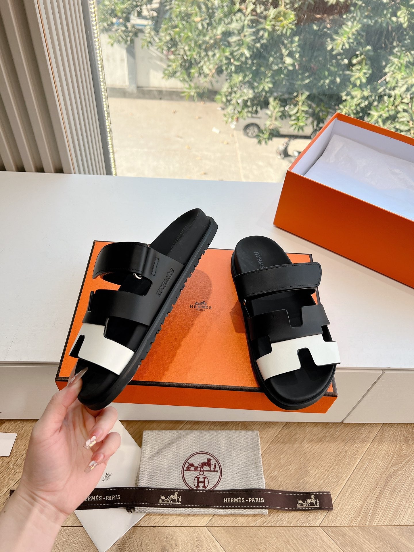 CHYPRE SANDAL IN BLACK MIX WHITE CALFSKIN、mysite、Cacoeks