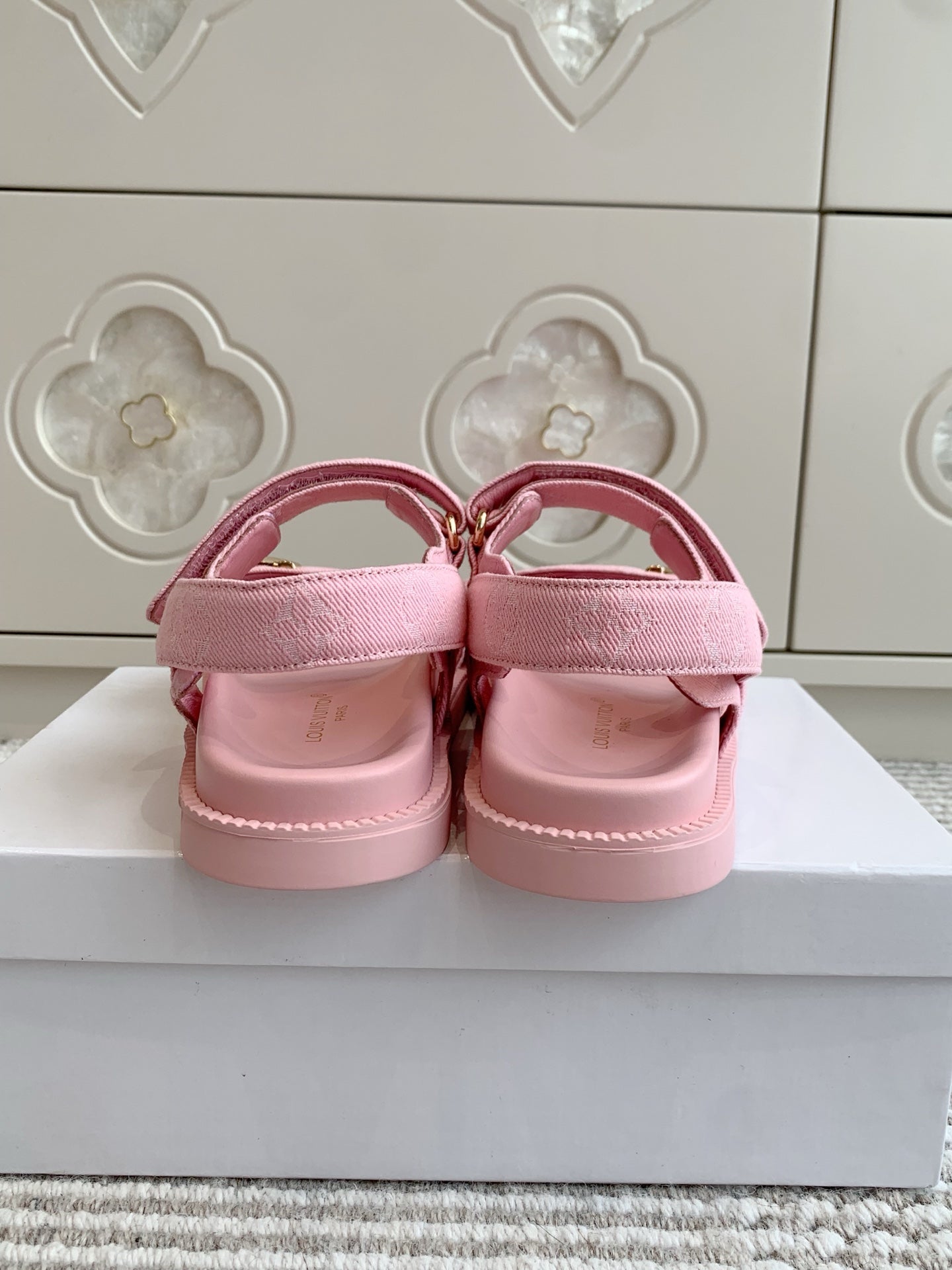 LV SANDALS 25S IN LIGHT PINK DENIM AND CALFSKIN WITH GOLD HARDWARE、mysite、Cacoeks