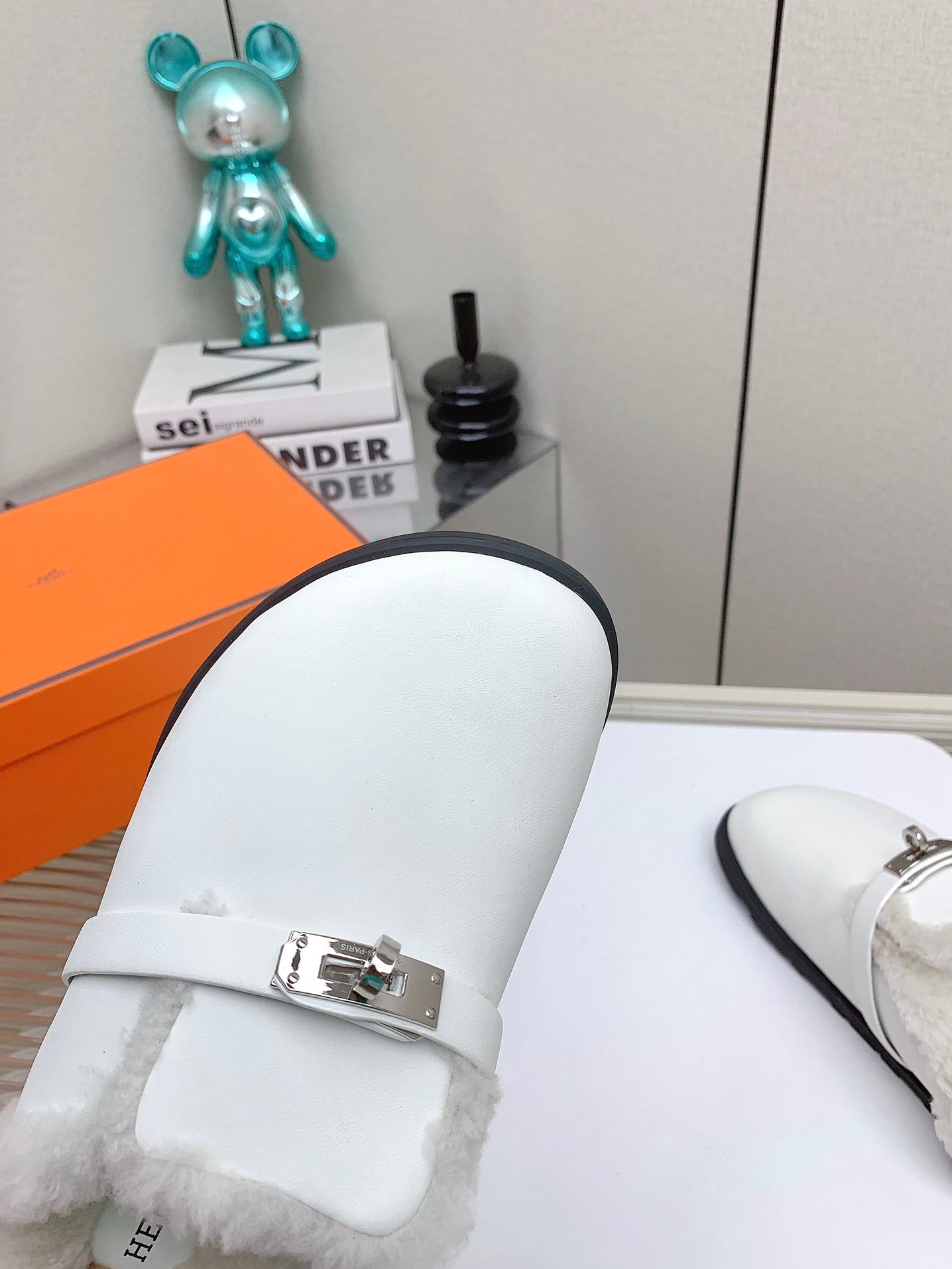 SLIP-ON MULE IN WHITE CALFSKIN AND SHEARLING LINING、mysite、Cacoeks