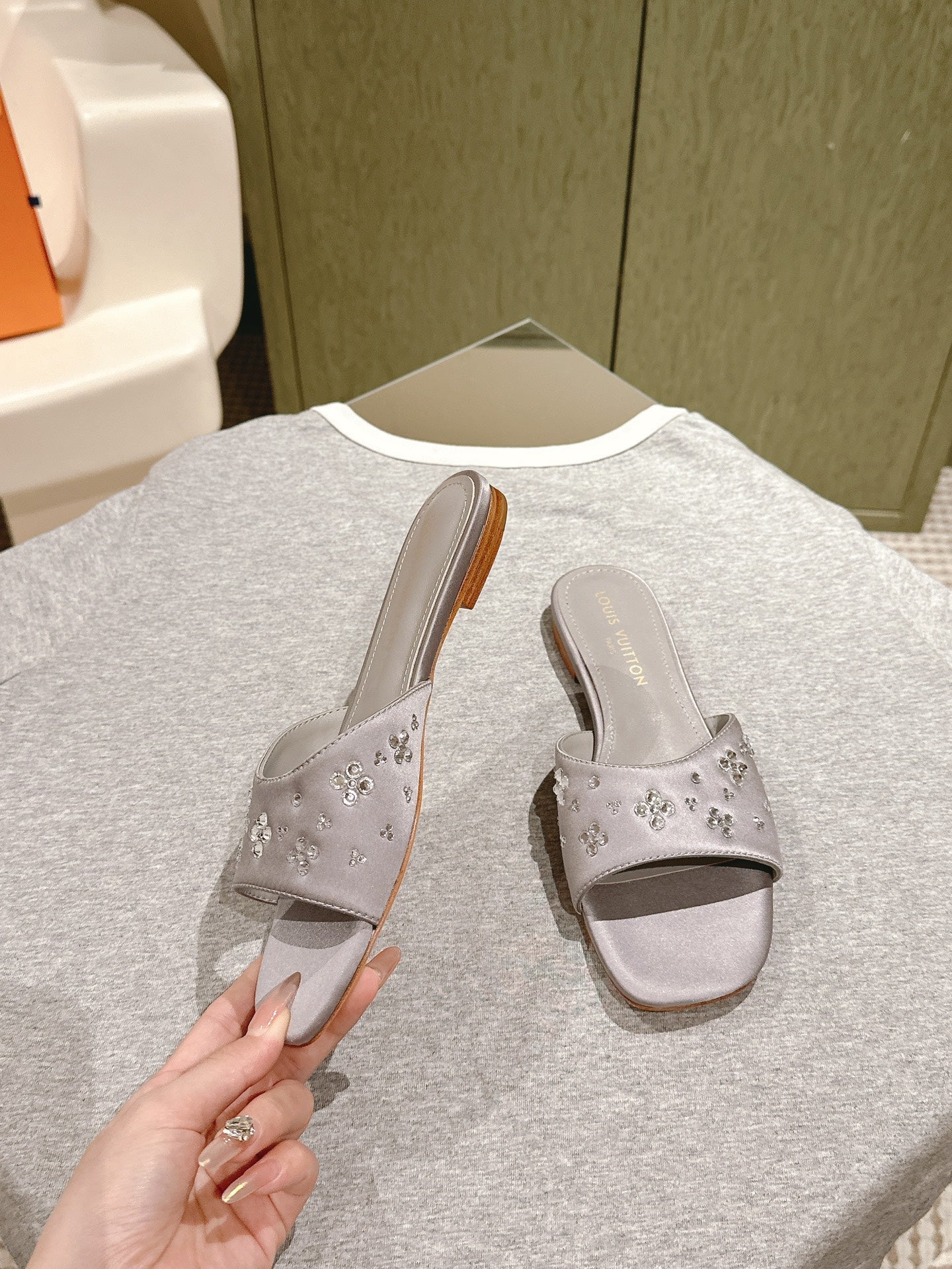 LV WOMEN FLAT MULE IN PASTEL PURPLE SATIN WITH RHINESTONE、mysite、Cacoeks