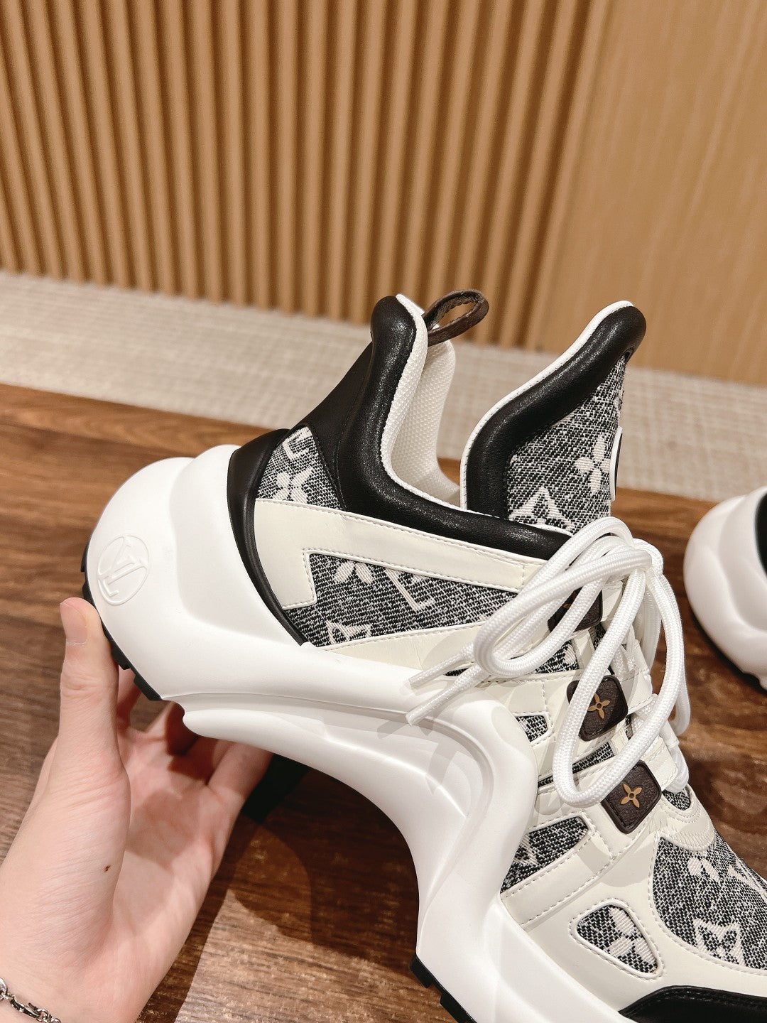 LV ARCHLIGHT SNEAKER IN WHITE MIX BLACK CALFSKIN AND MONOGRAM DENIM、mysite、Cacoeks