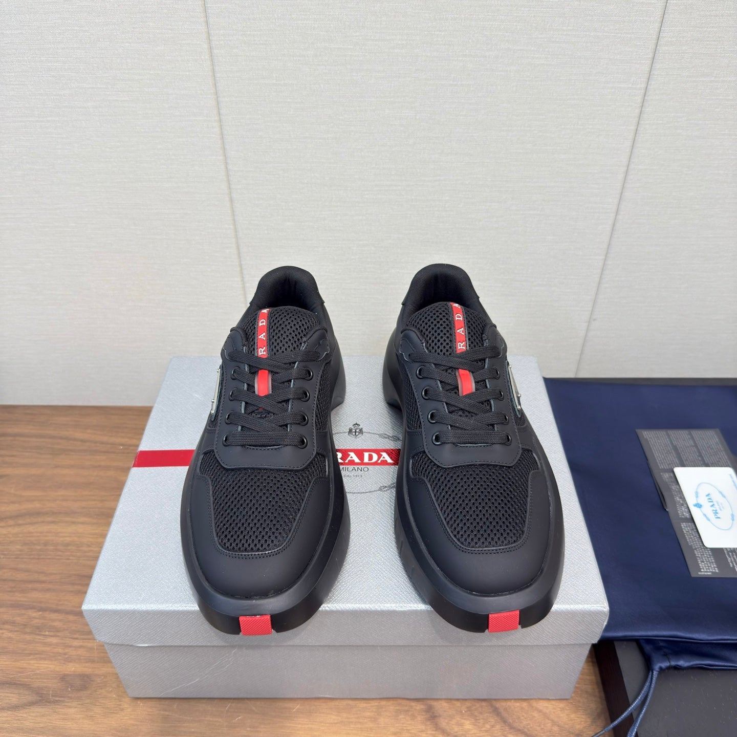 PRADA 25S SPORTY STYLE MEN SNEAKERS LOGO 45MM IN BLACK AND RED CALFSKIN、mysite、Cacoeks