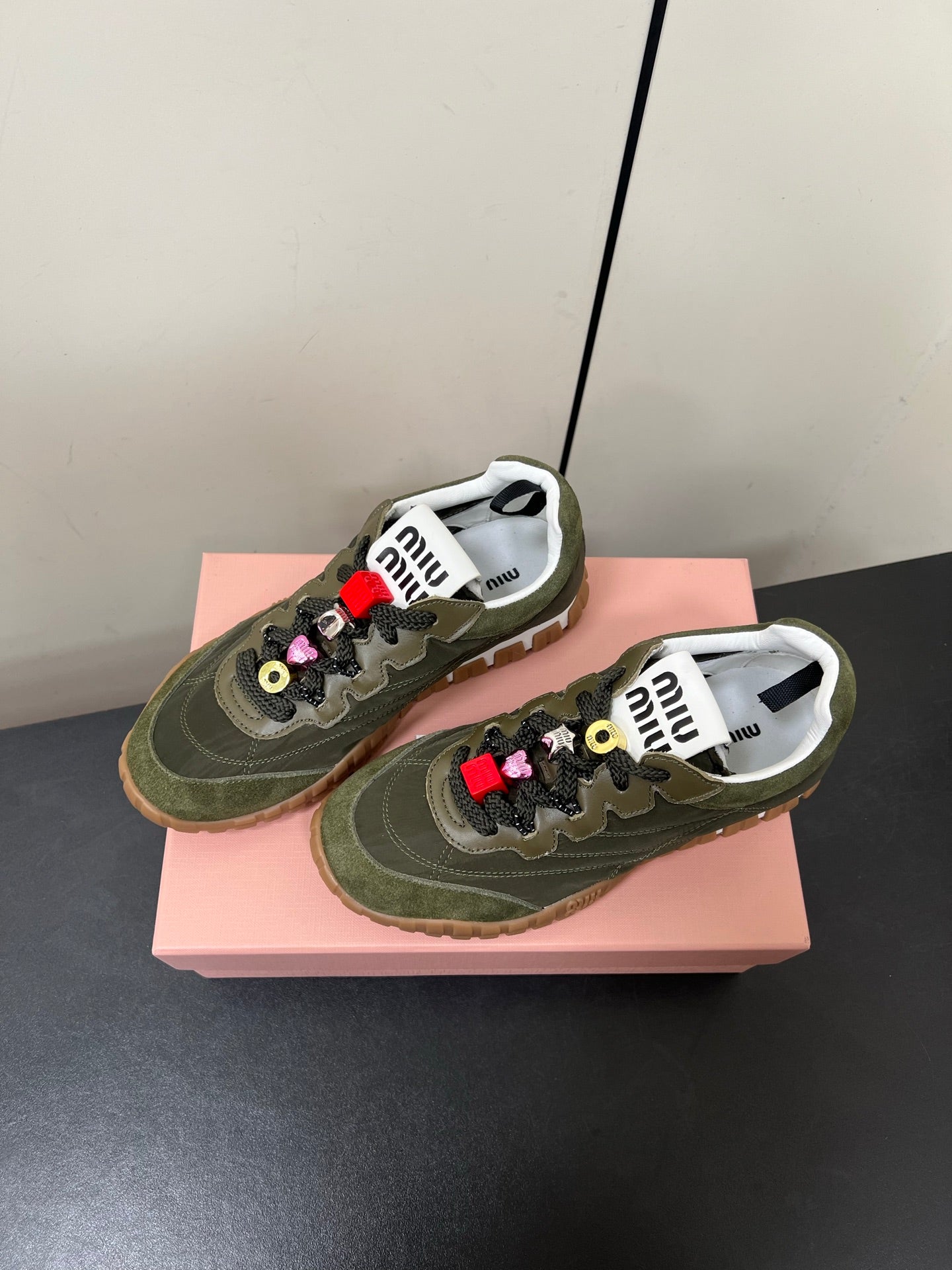 TYRE SNEAKERS IN DARK GREEN TECHNICAL FABRIC AND SUEDE WITH STICKER、mysite、Cacoeks