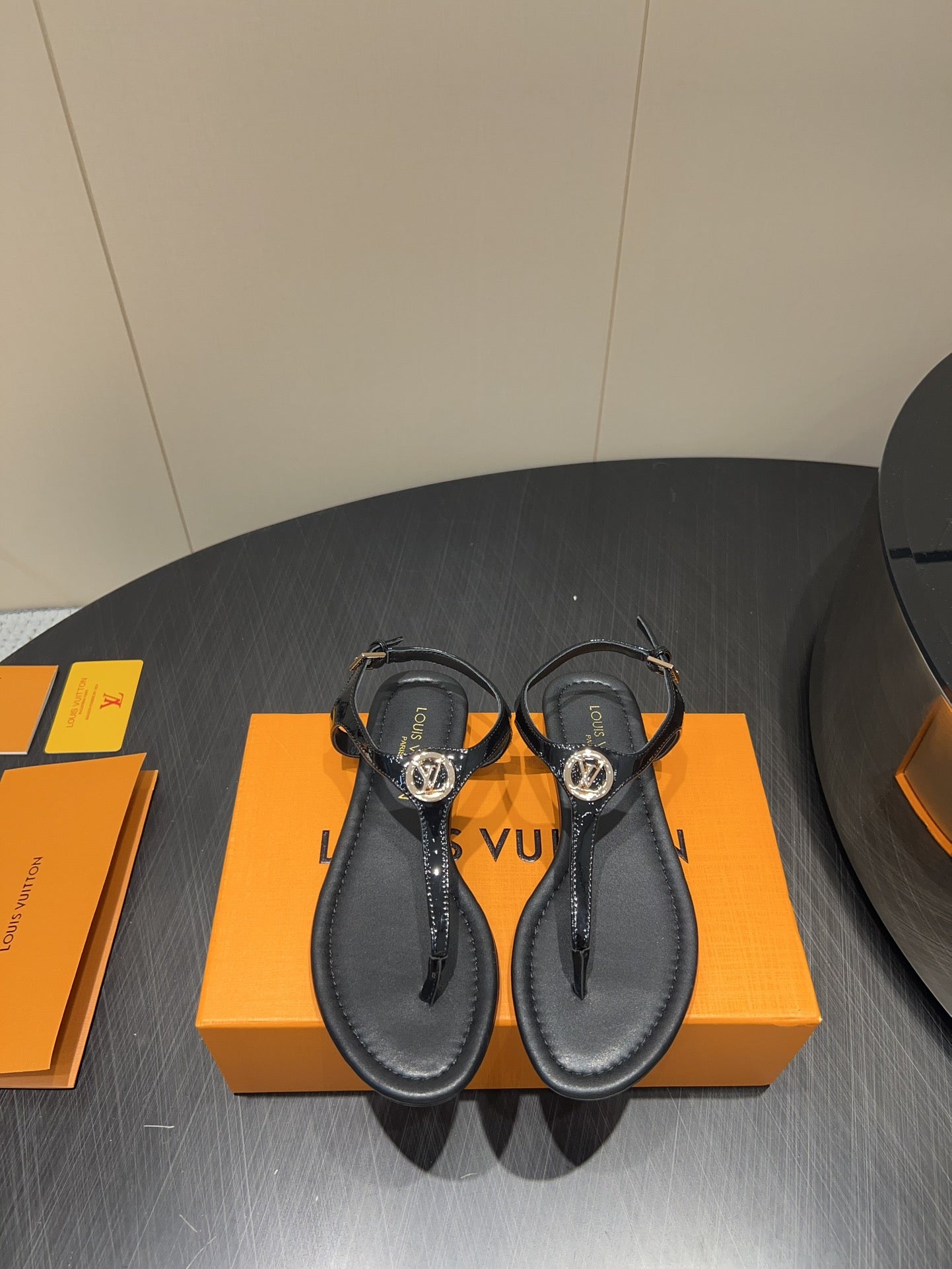 LV THONG SANDALS 25S IN BLACK CALFSKIN WITH GOLD HARDWARE、mysite、Cacoeks