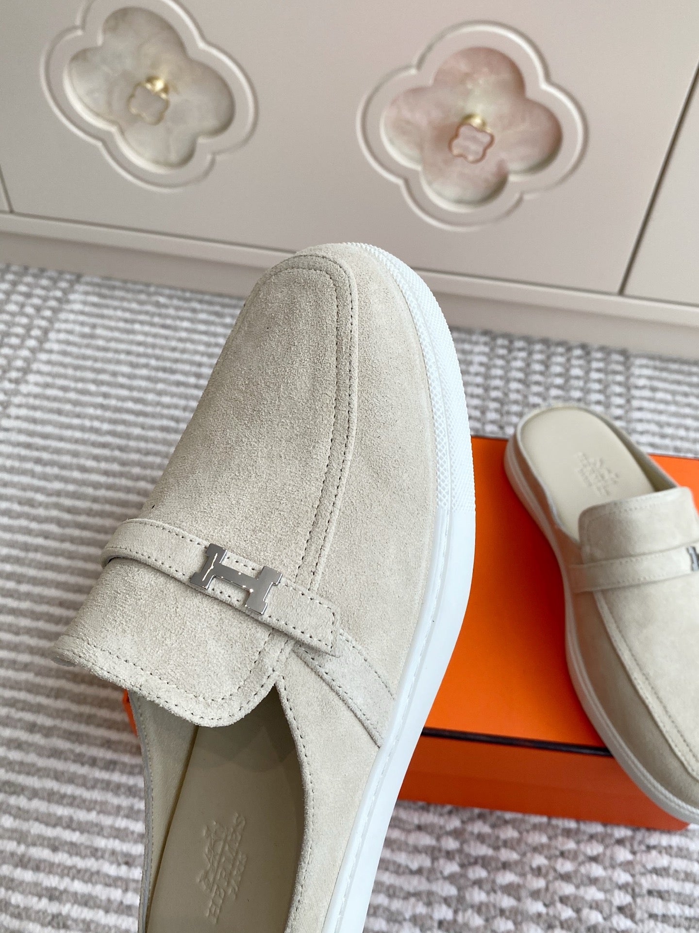 HM 25S MULES IN CREAM WHITE SUEDE WITH SILVER HARDWARE、mysite、Cacoeks