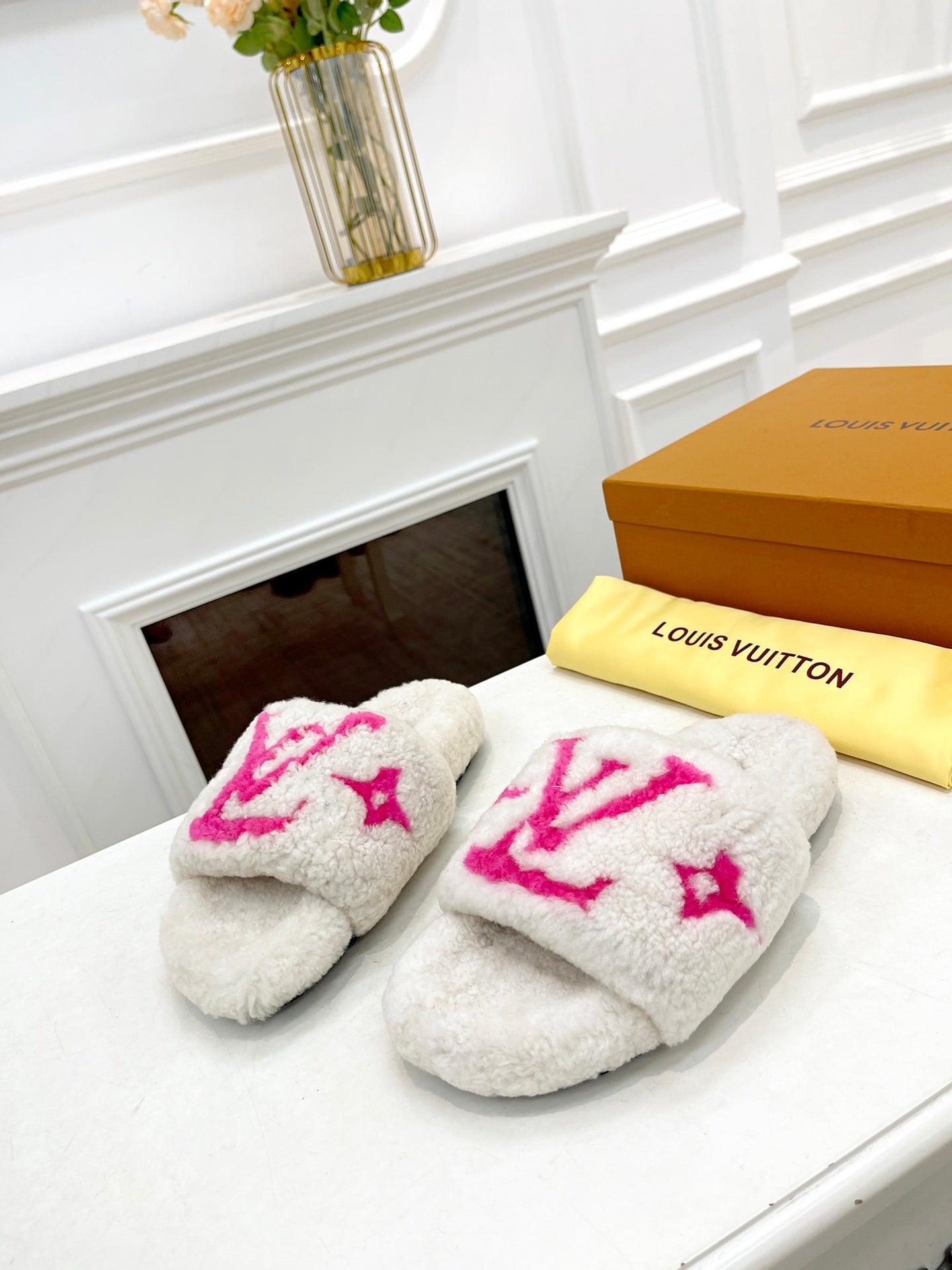 LV FLAT SLIPPER IN WHITE MIX BRIGHT PINK SHEARLING、mysite、Cacoeks