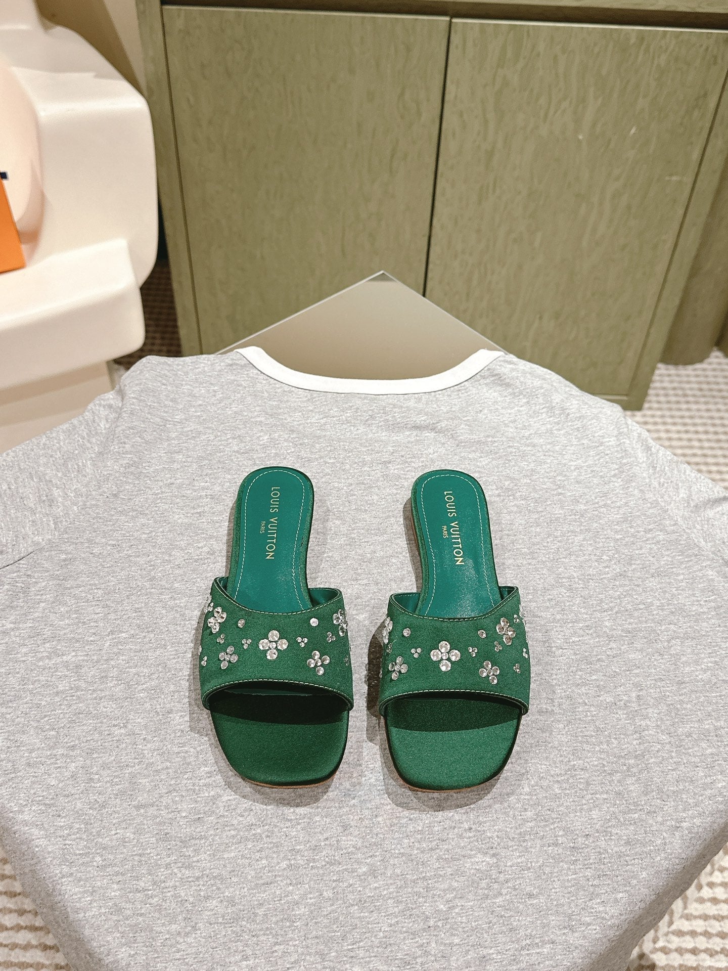 LV WOMEN FLAT MULE IN GREEN FOREST SATIN WITH RHINESTONE、mysite、Cacoeks