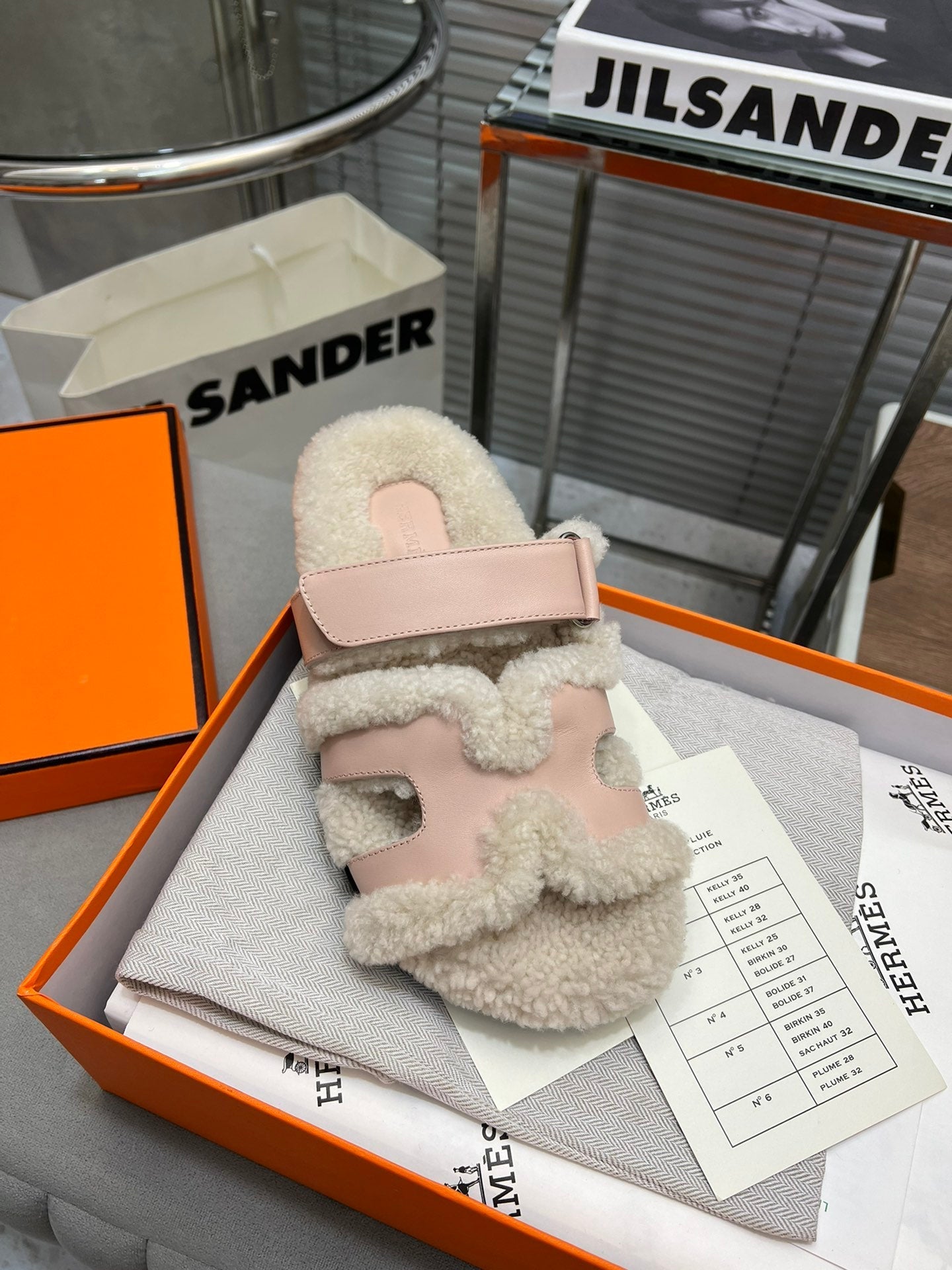CHYPRE SLIPPERS IN BEIGE LAMB WOOL AND BABY PINK CALFSKIN、mysite、Cacoeks