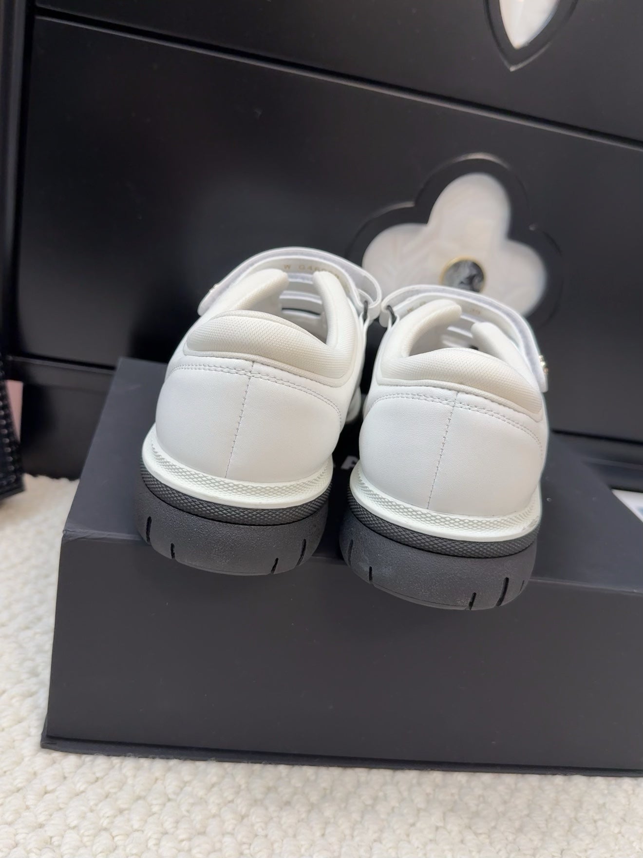 SNEAKERS WITH THREE STRAPS IN WHITE CALFSKIN、mysite、Cacoeks