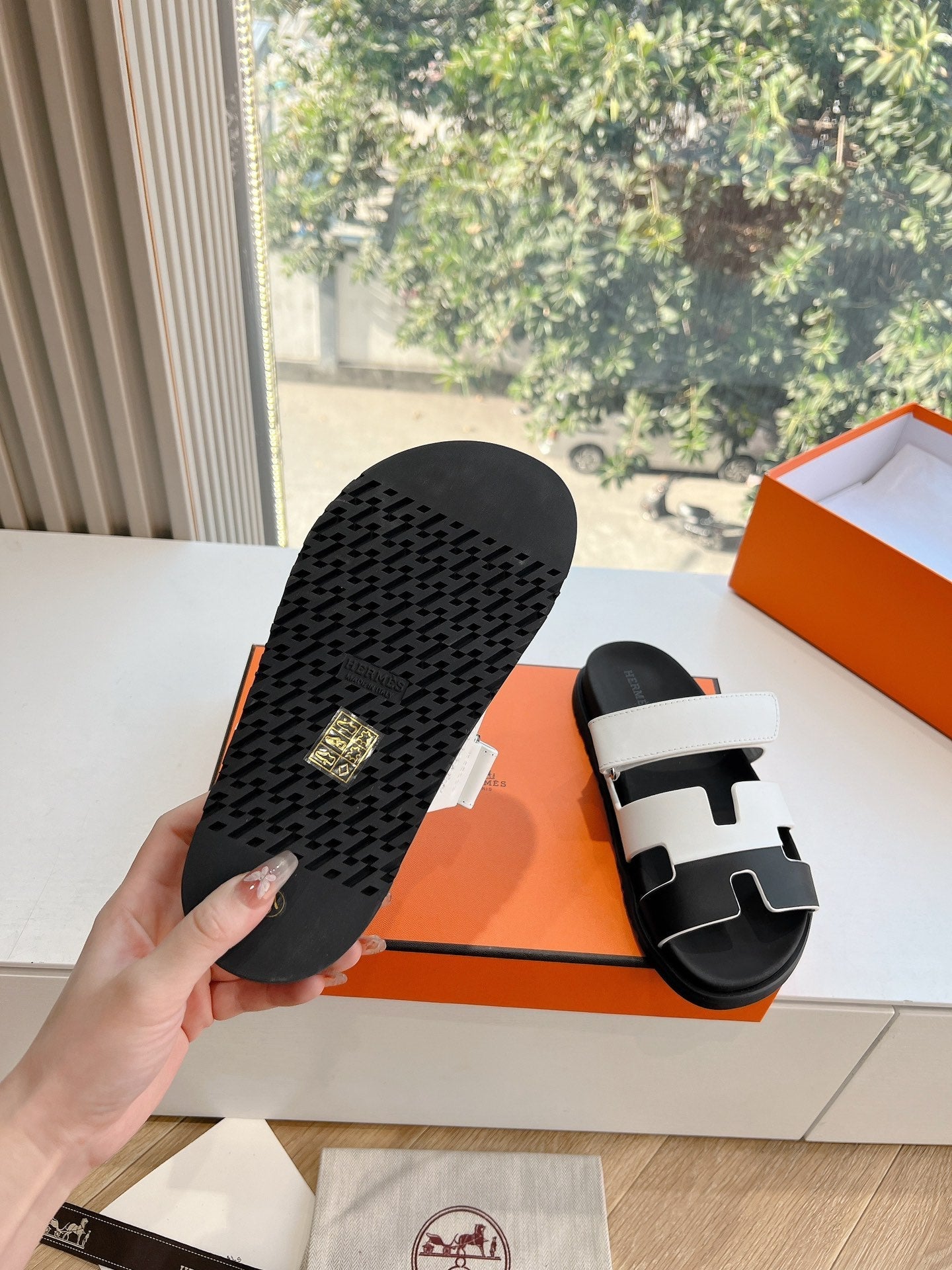 CHYPRE SANDAL IN WHITE MIX BLACK CALFSKIN、mysite、Cacoeks