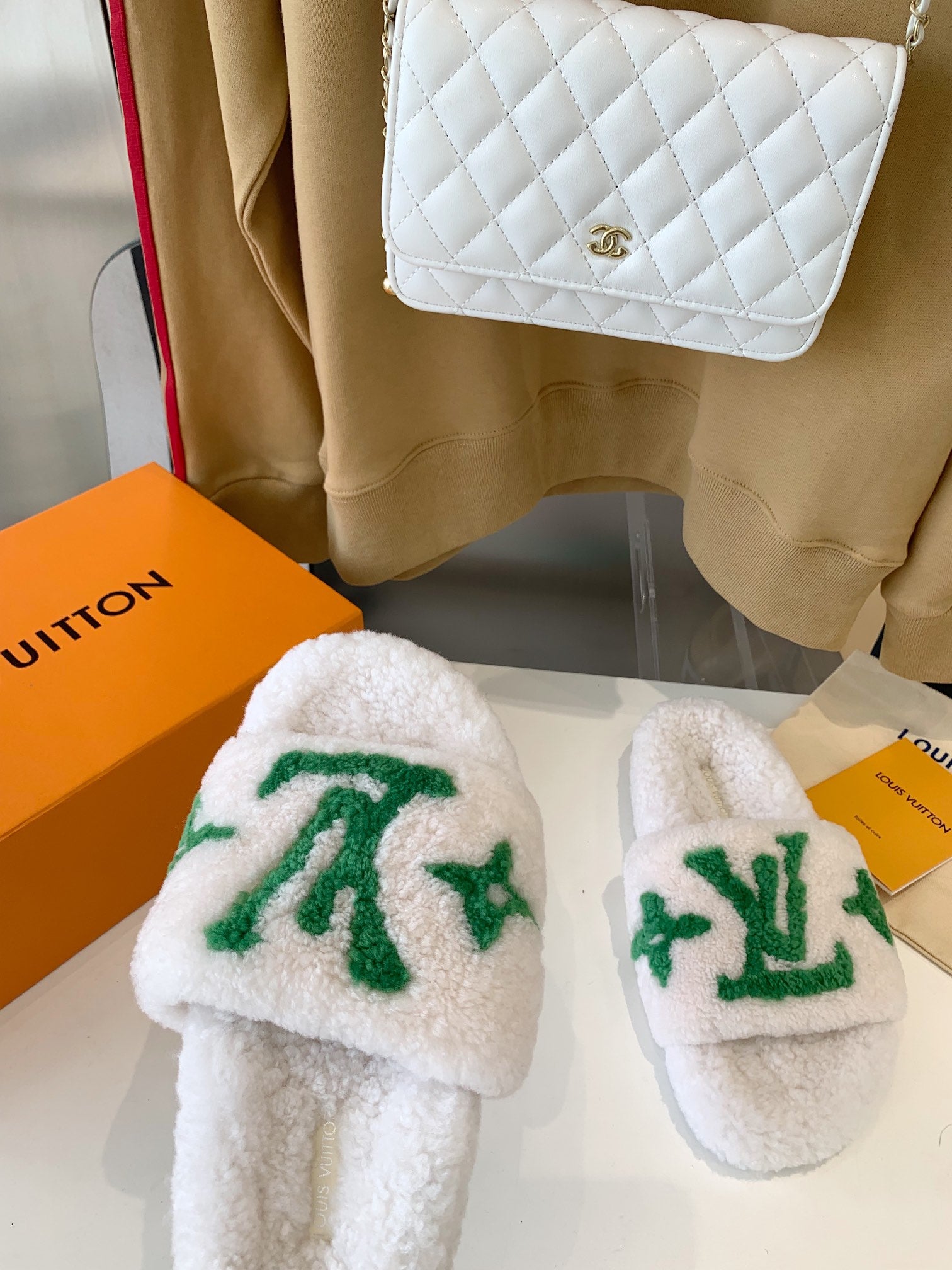 LV WOMEN'S PASEO FLAT SLIPPER IN WHITE FLEECE WITH GREEN LOGO、mysite、Cacoeks