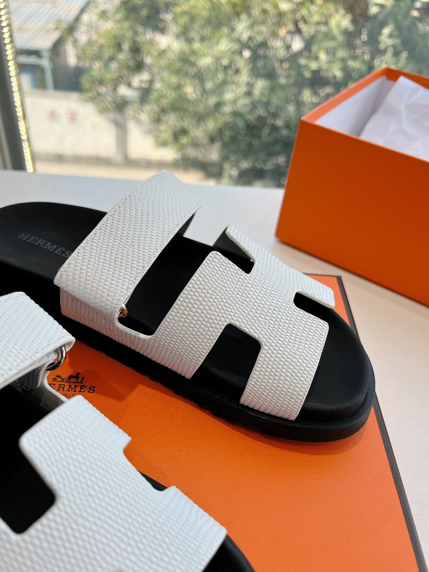 CHYPRE SANDAL IN WHITE SHINY GRAINED CALFSKIN、mysite、Cacoeks