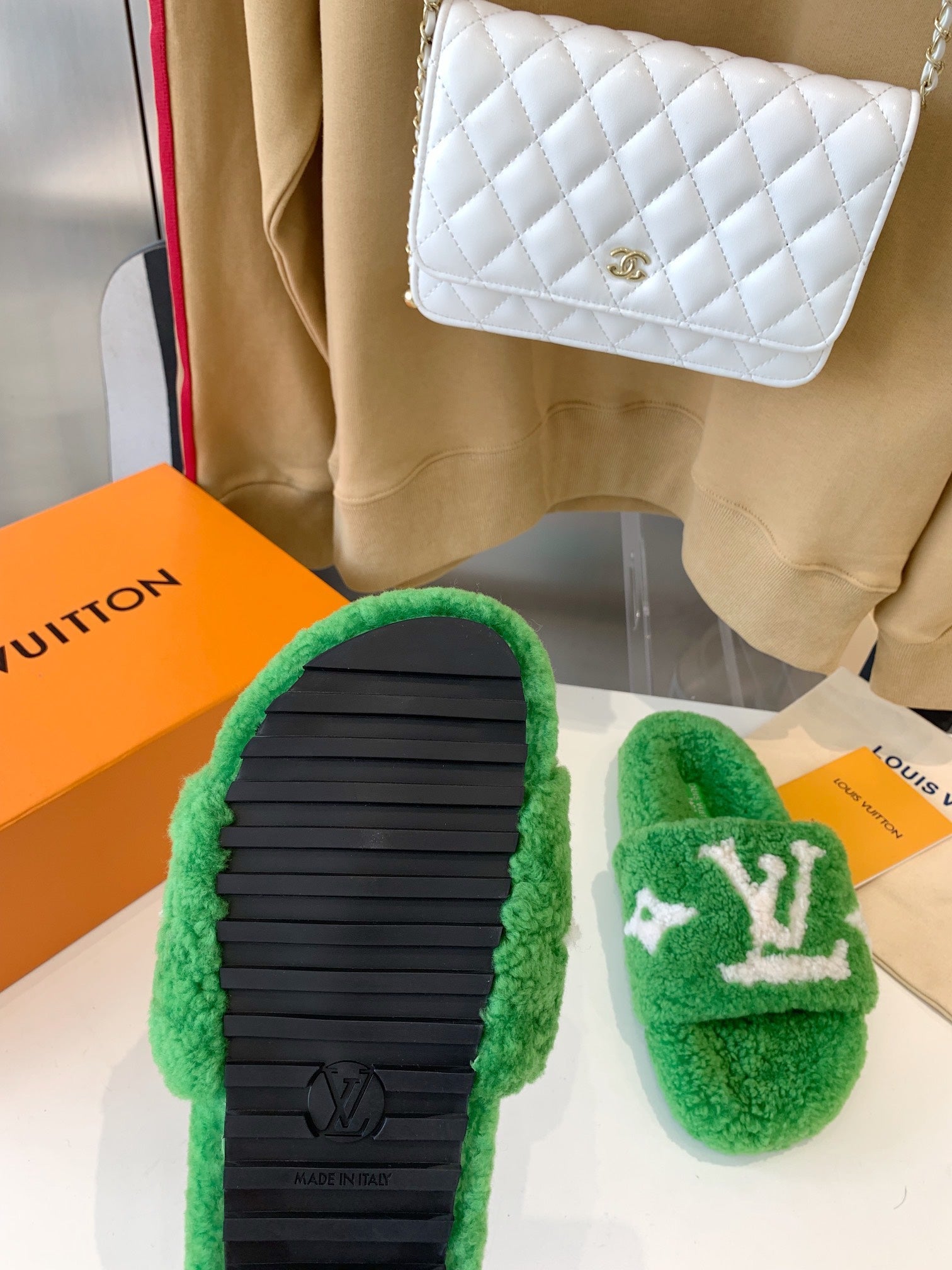 LV WOMEN'S PASEO FLAT SLIPPER IN GREEN FLEECE WITH WHITE LOGO、mysite、Cacoeks