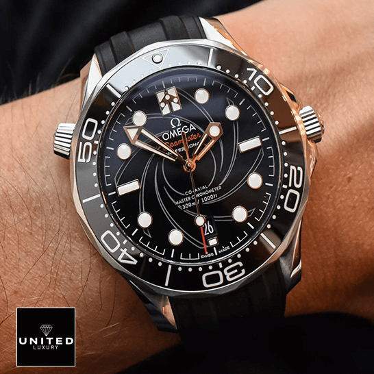 Omega Seamaster Black Dial Rubber Black Bracelet Replica on the wrist