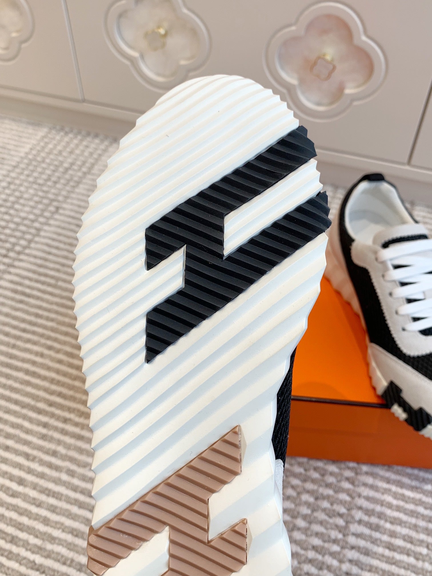 BOUNCING SNEAKER IN BLACK GRAPHIC MESH AND PASTEL GRAY SUEDE、mysite、Cacoeks