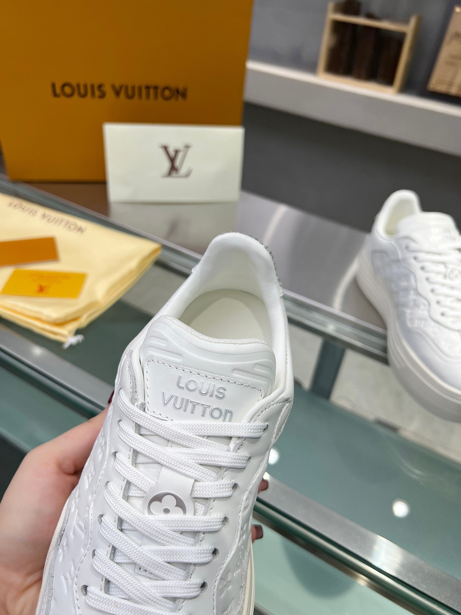 LV WOMEN GROOVY PLATFORM IN WHITE EMBOSSED CALFSKIN、mysite、Cacoeks