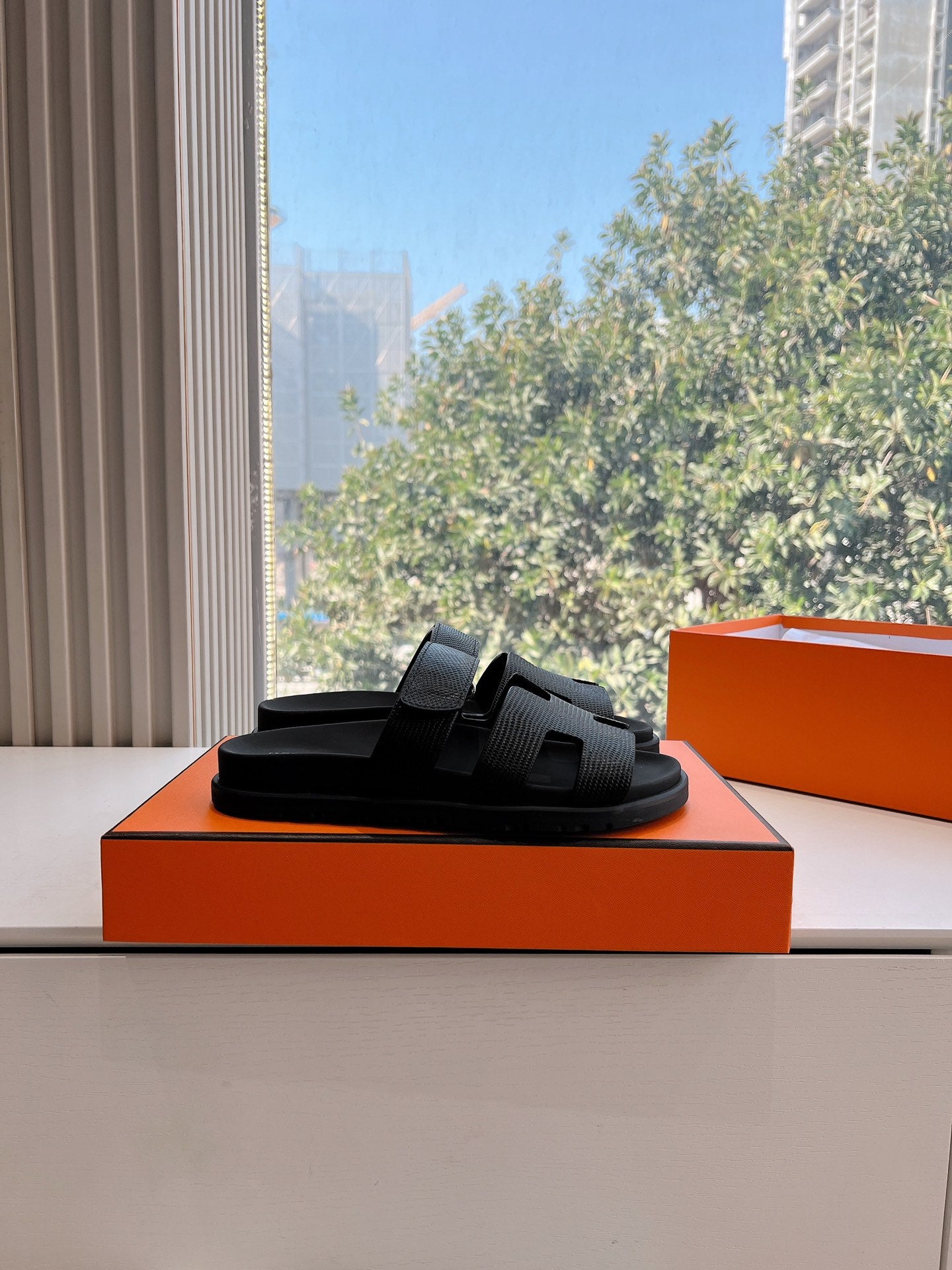 CHYPRE SANDAL IN BLACK SHINY GRAINED CALFSKIN、mysite、Cacoeks