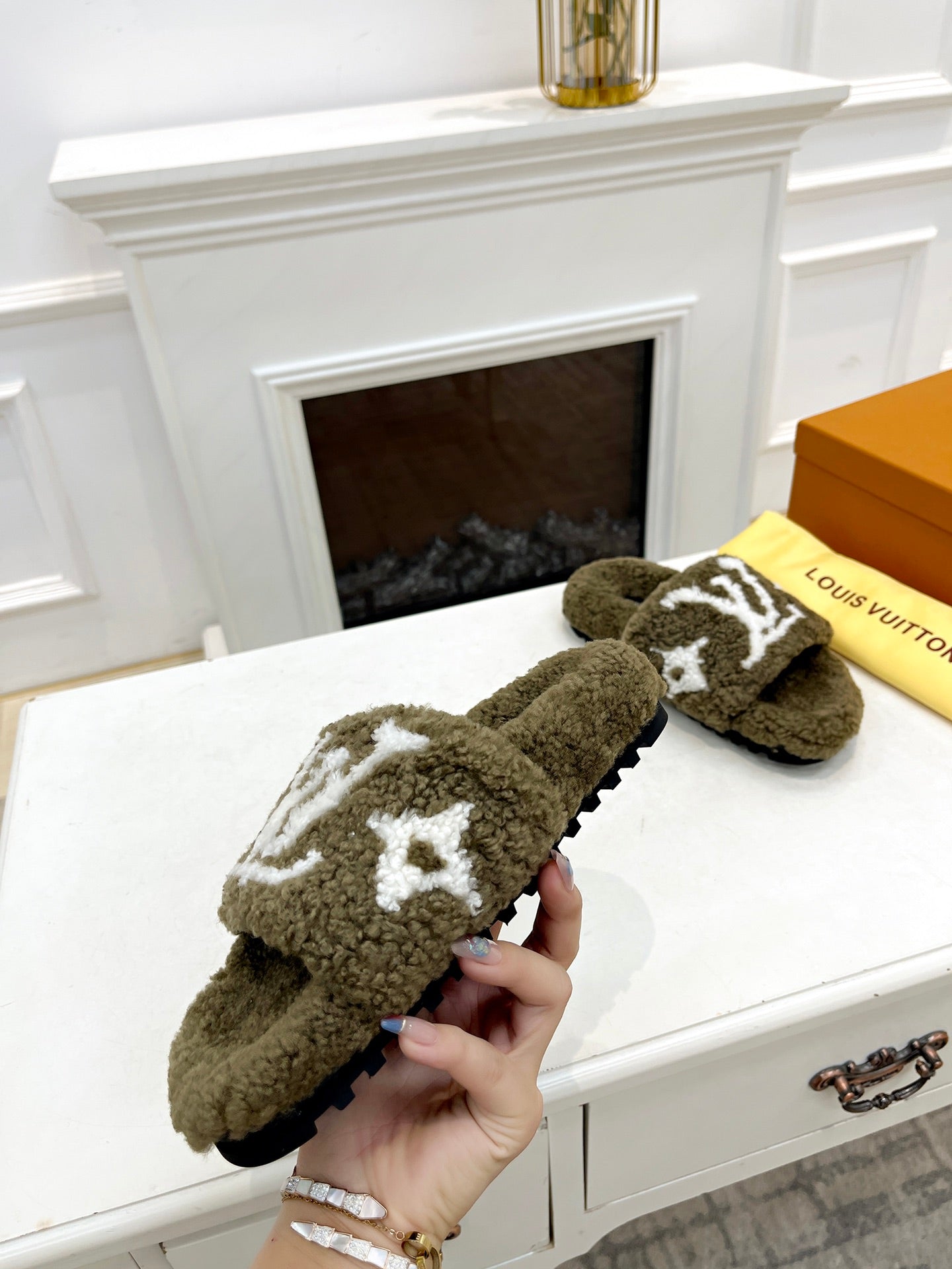 LV FLAT SLIPPER IN ARMY GREEN MIX WHITE SHEARLING、mysite、Cacoeks