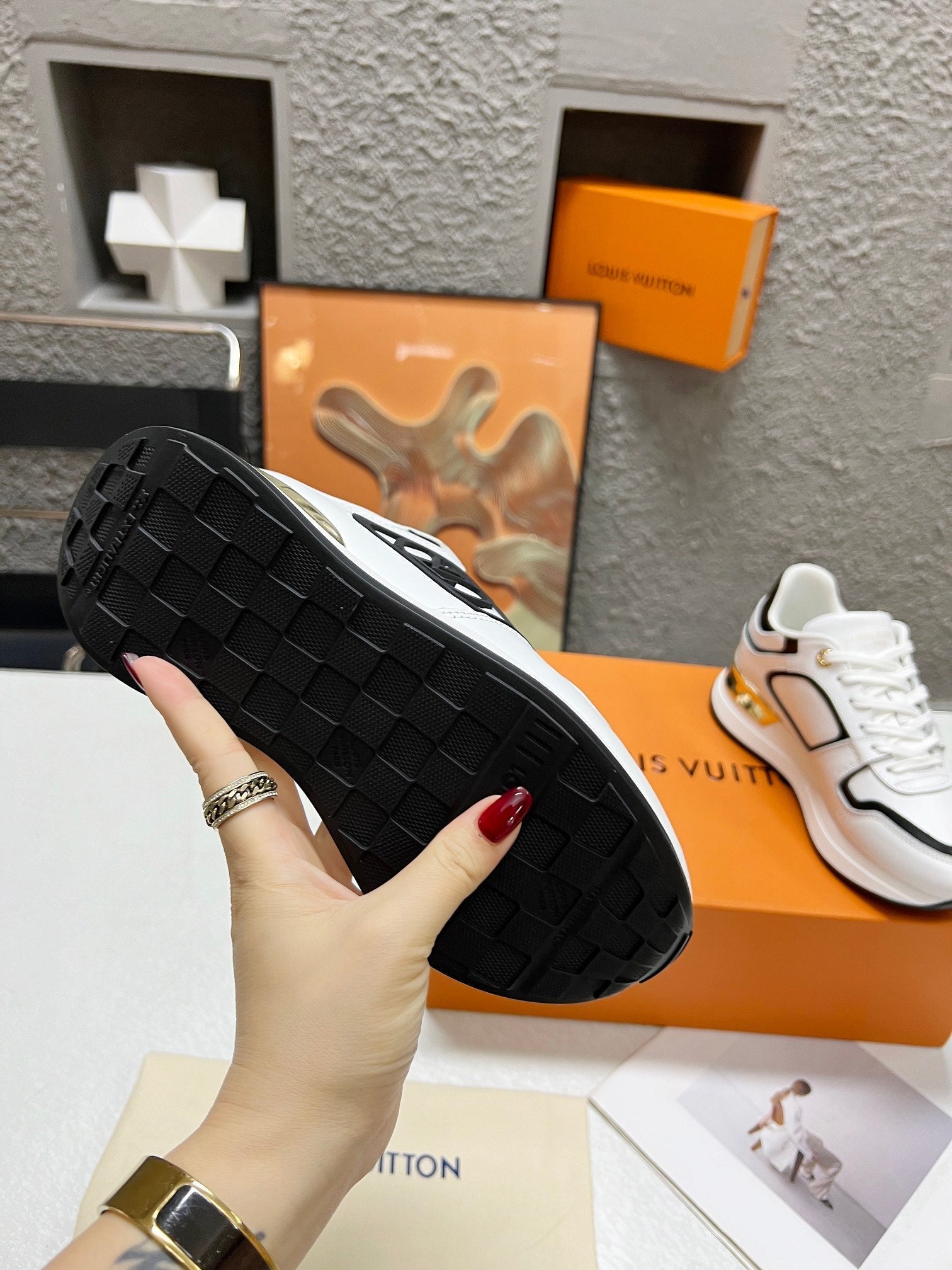 LV WOMEN SNEAKER IN WHITE MIX BLACK CALFSKIN、mysite、Cacoeks