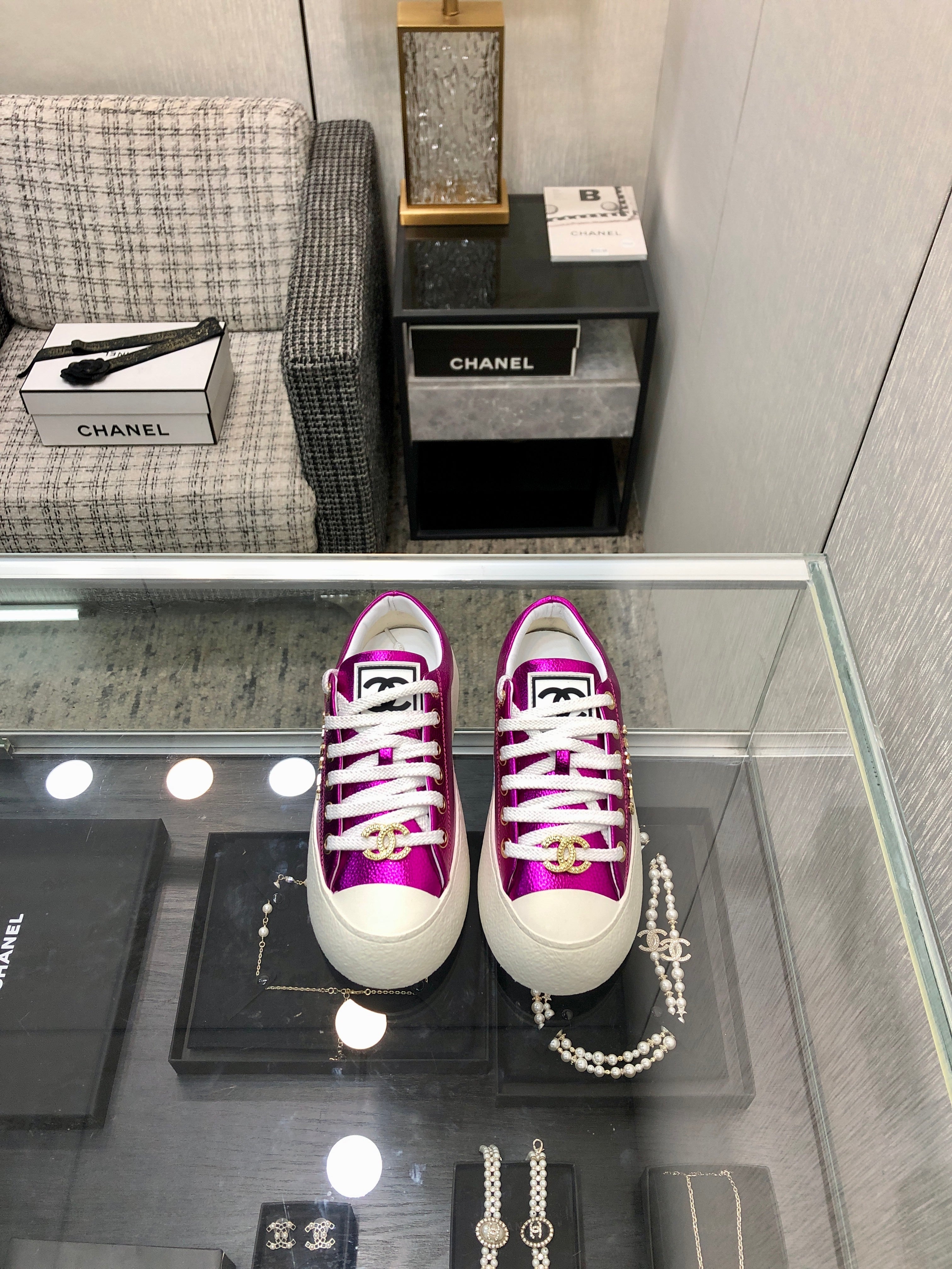 CASUAL SNEAKER IN MAGENTA PURPLE METALLIC LAMBSKIN WITH GOLD LOGO、mysite、Cacoeks