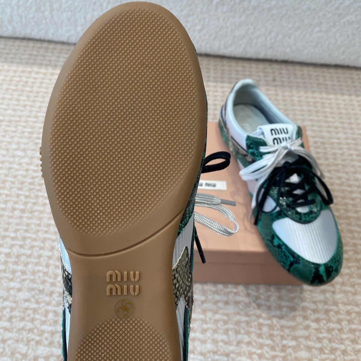 GYMNASIUM SNEAKER IN SILVER FABRIC AND DARK GREEN SNAKE EFFECT CALFSKIN、mysite、Cacoeks
