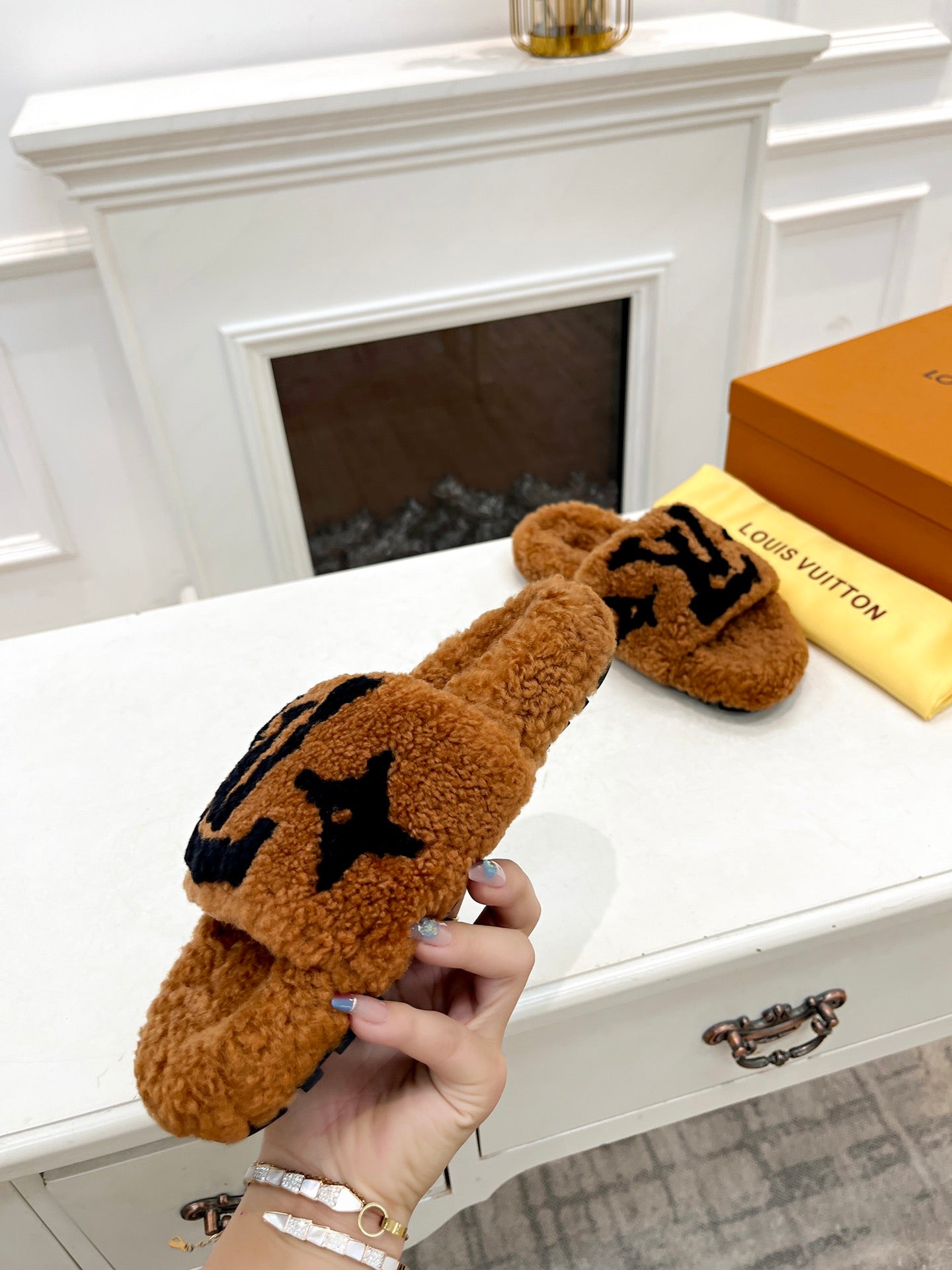 LV FLAT SLIPPER IN GINGERBREAD BROWN MIX BLACK SHEARLING、mysite、Cacoeks