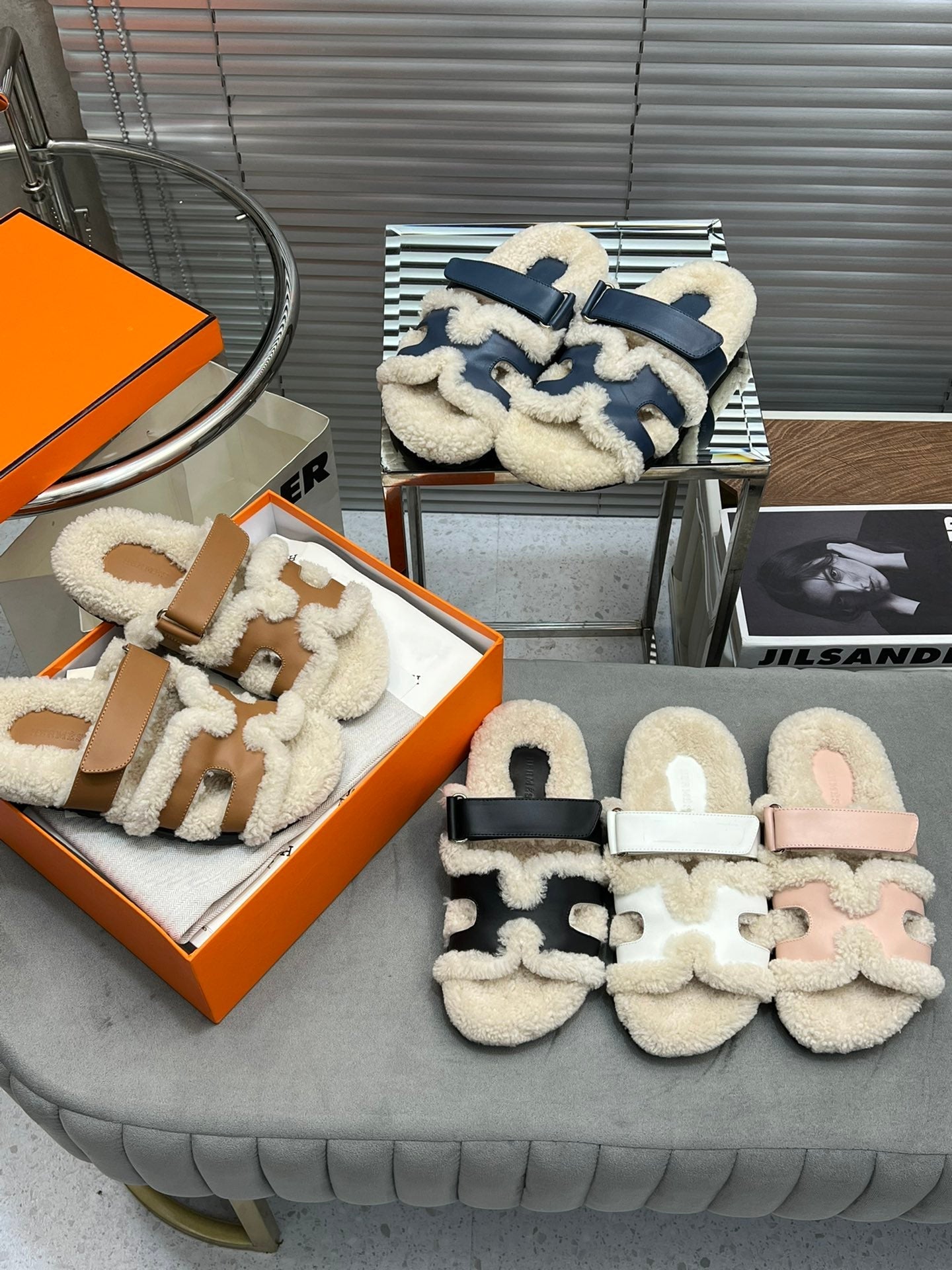 CHYPRE SLIPPERS IN BEIGE LAMB WOOL AND CLASSIC BLUE CALFSKIN、mysite、Cacoeks