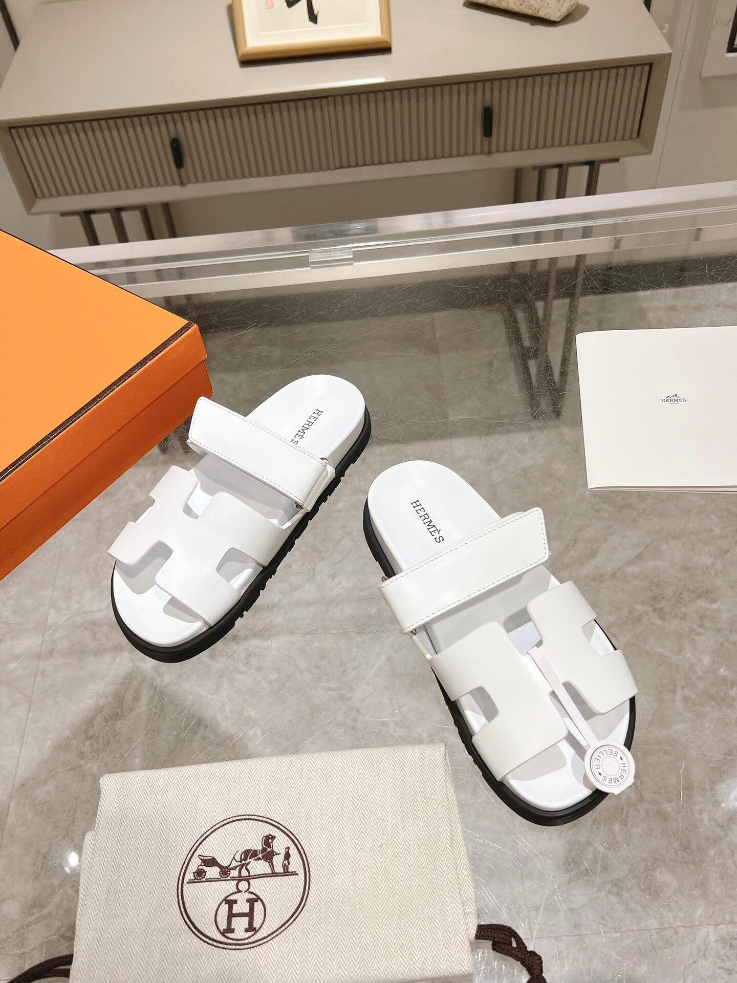 CHYPRE SANDAL IN WHITE CALFSKIN 540978、mysite、Cacoeks