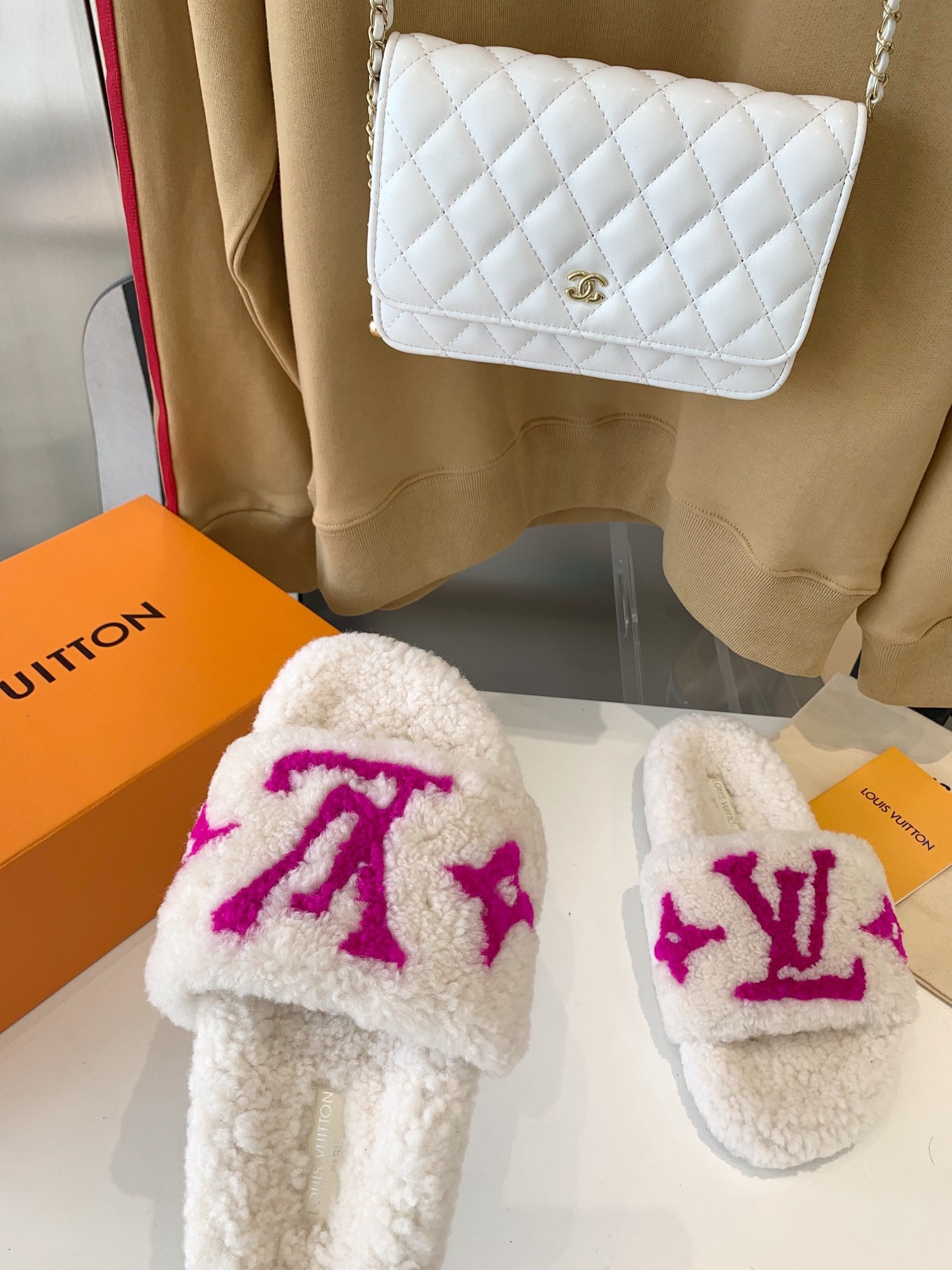 LV WOMEN'S PASEO FLAT SLIPPER IN WHITE FLEECE WITH PINK LOGO、mysite、Cacoeks