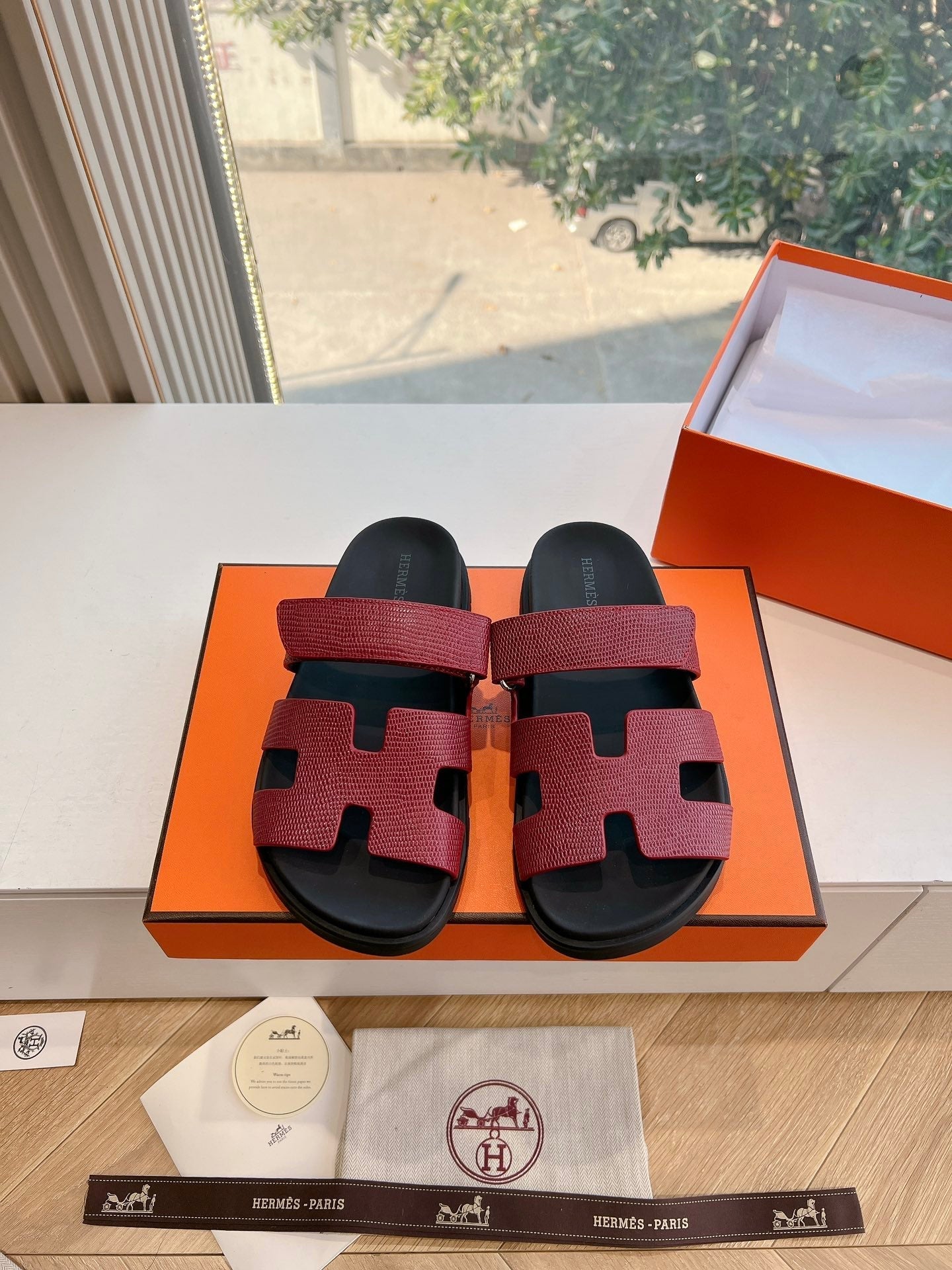 CHYPRE SANDAL IN CURRANT RED SHINY GRAINED CALFSKIN、mysite、Cacoeks