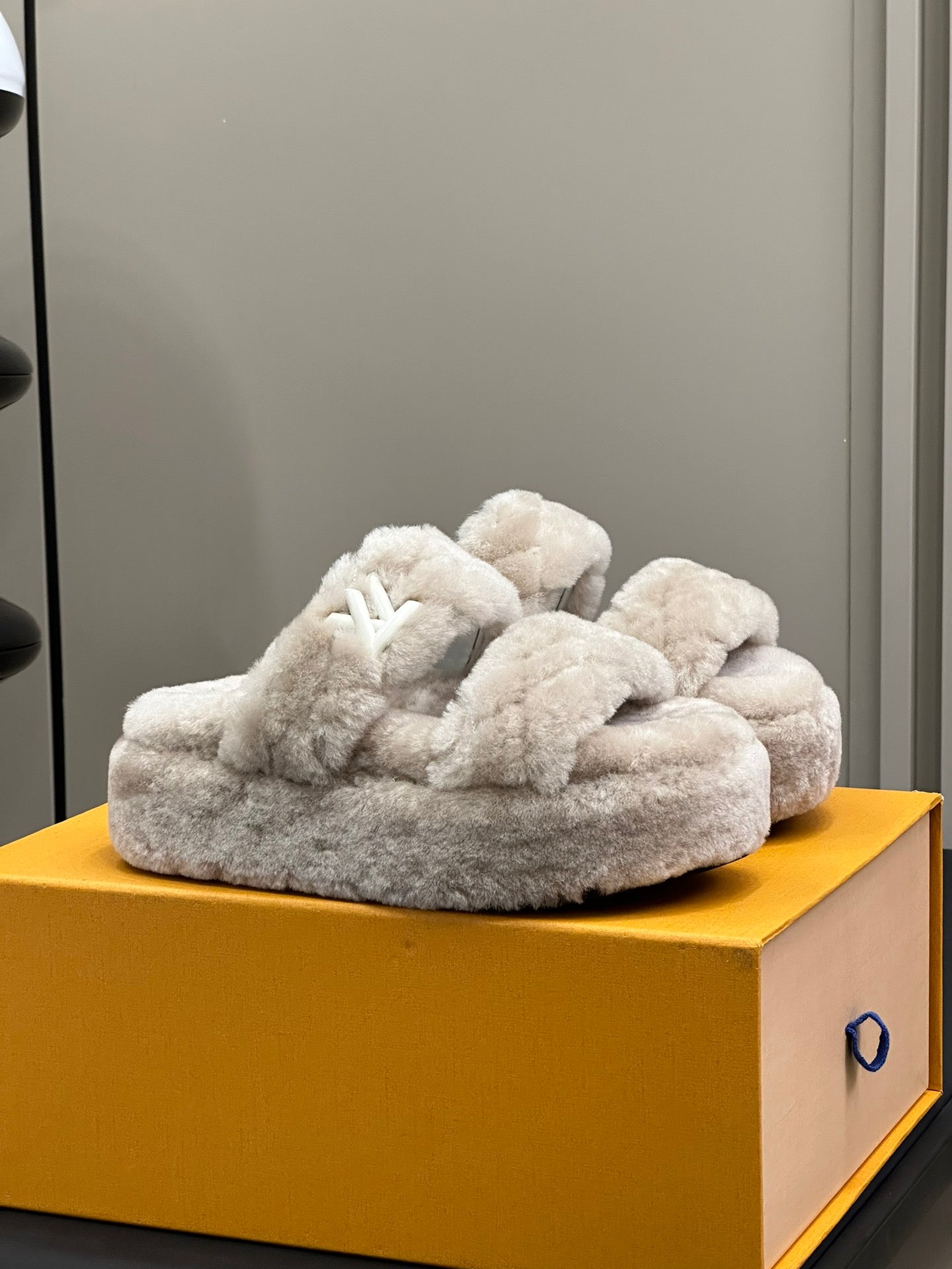 LV WOMEN SUNSET PLATFORM COMFORT MULE IN BEIGE FLEECE、mysite、Cacoeks