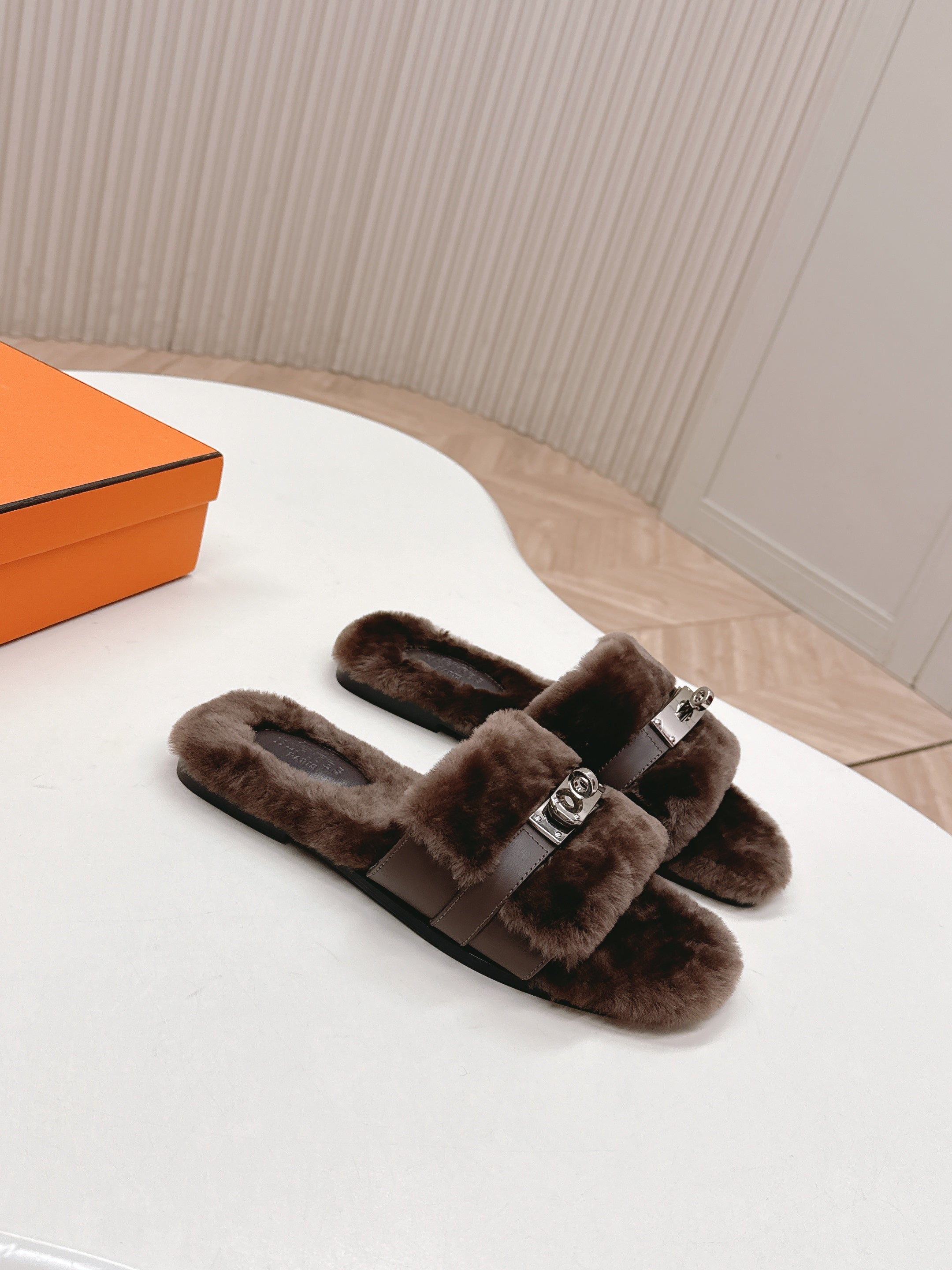 HM 25S ORAN SANDAL IN DARK BROWN SHEARLING WITH SILVER HARDWARE、mysite、Cacoeks