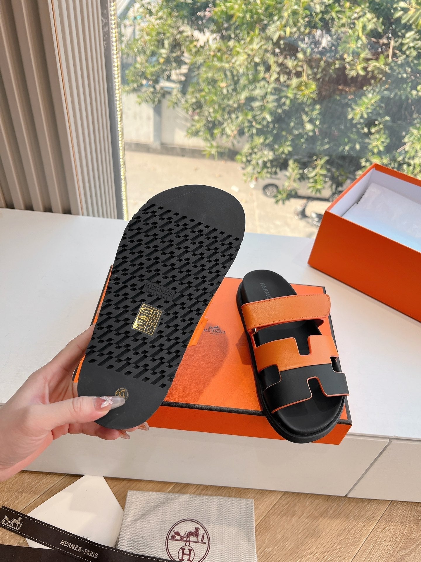 CHYPRE SANDAL IN VIVID ORANGE MIX BLACK CALFSKIN、mysite、Cacoeks
