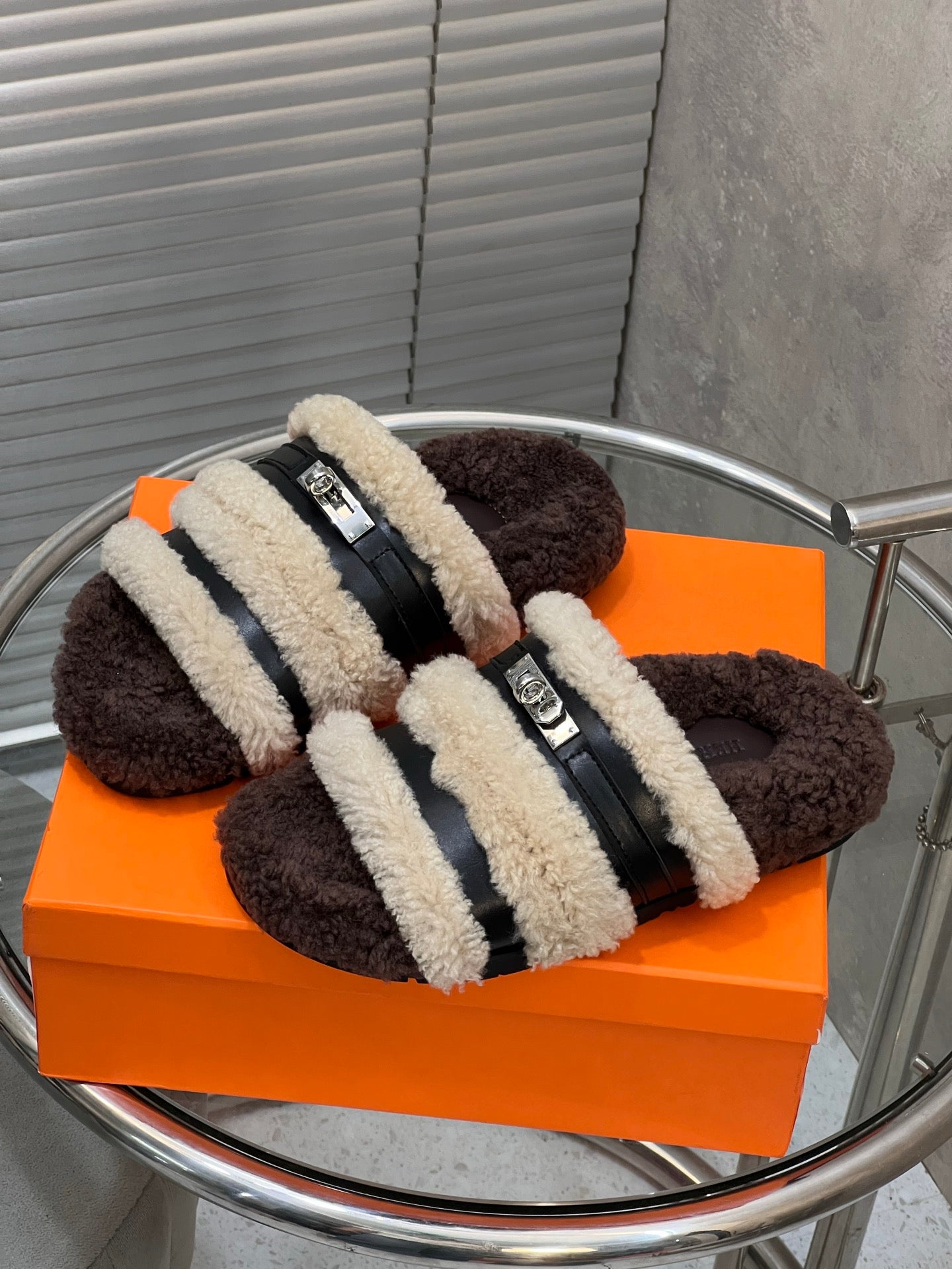 HM 25S SANDAL IN BEIGE WOOL AND BLACK LAMBSKIN WITH SILVER HARDWARE、mysite、Cacoeks