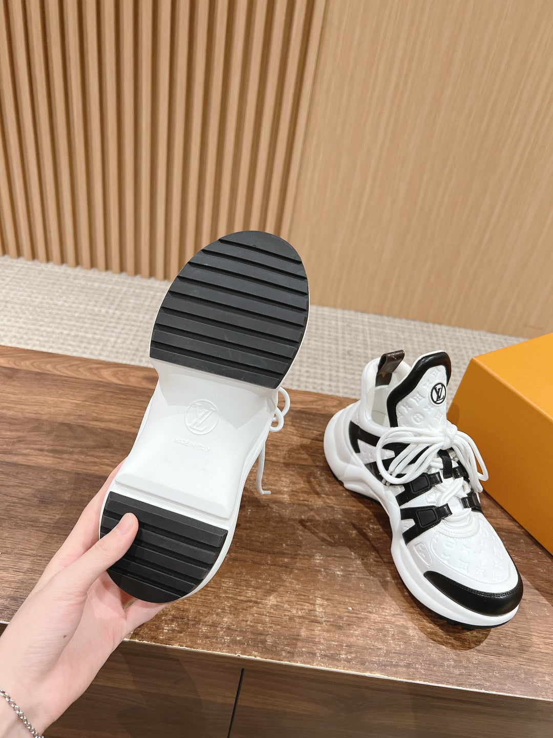 LV ARCHLIGHT SNEAKER IN WHITE MIX BLACK EMBOSSED CALFSKIN、mysite、Cacoeks