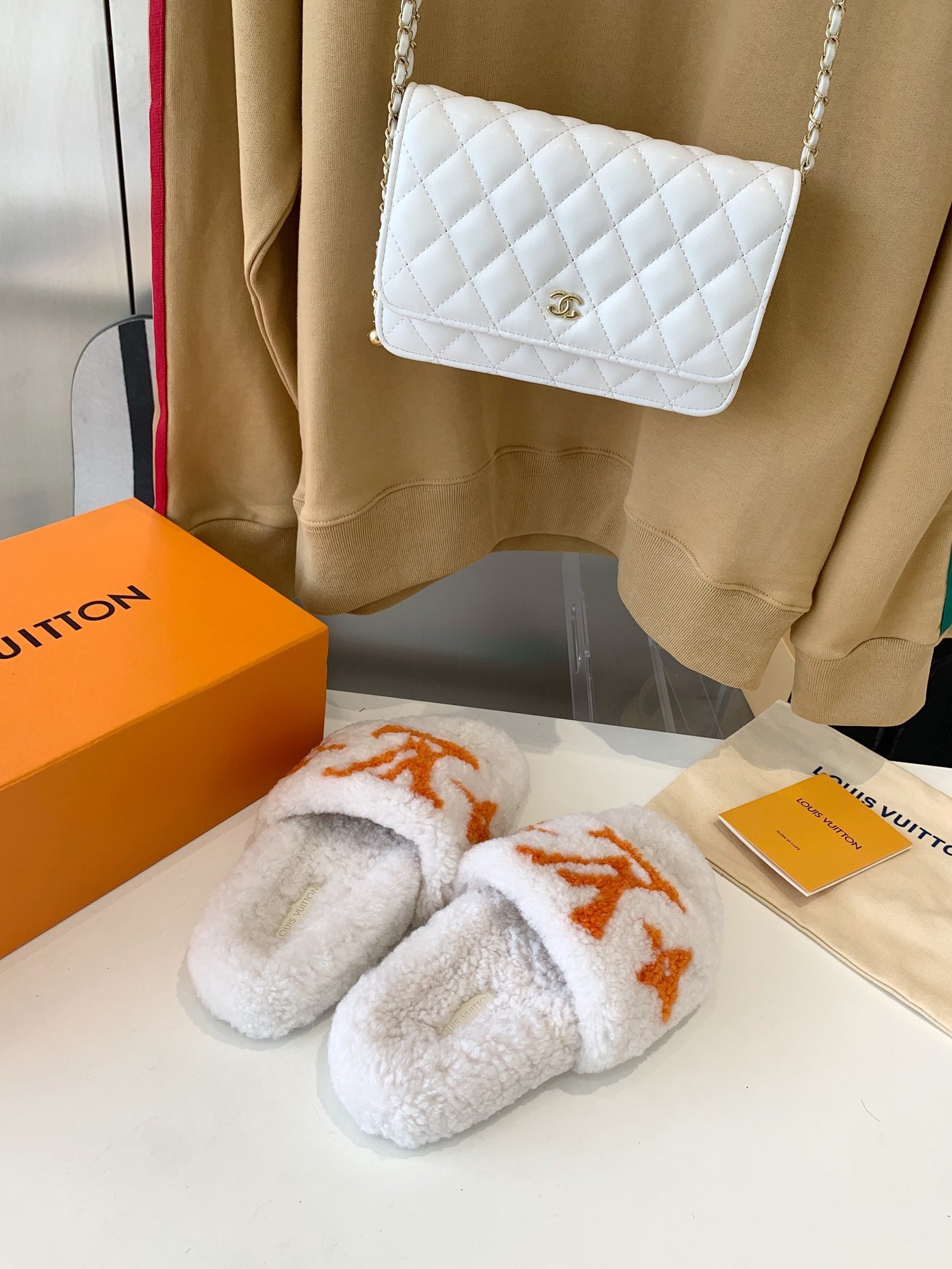 LV WOMEN'S PASEO FLAT SLIPPER IN WHITE FLEECE WITH ORANGE LOGO、mysite、Cacoeks
