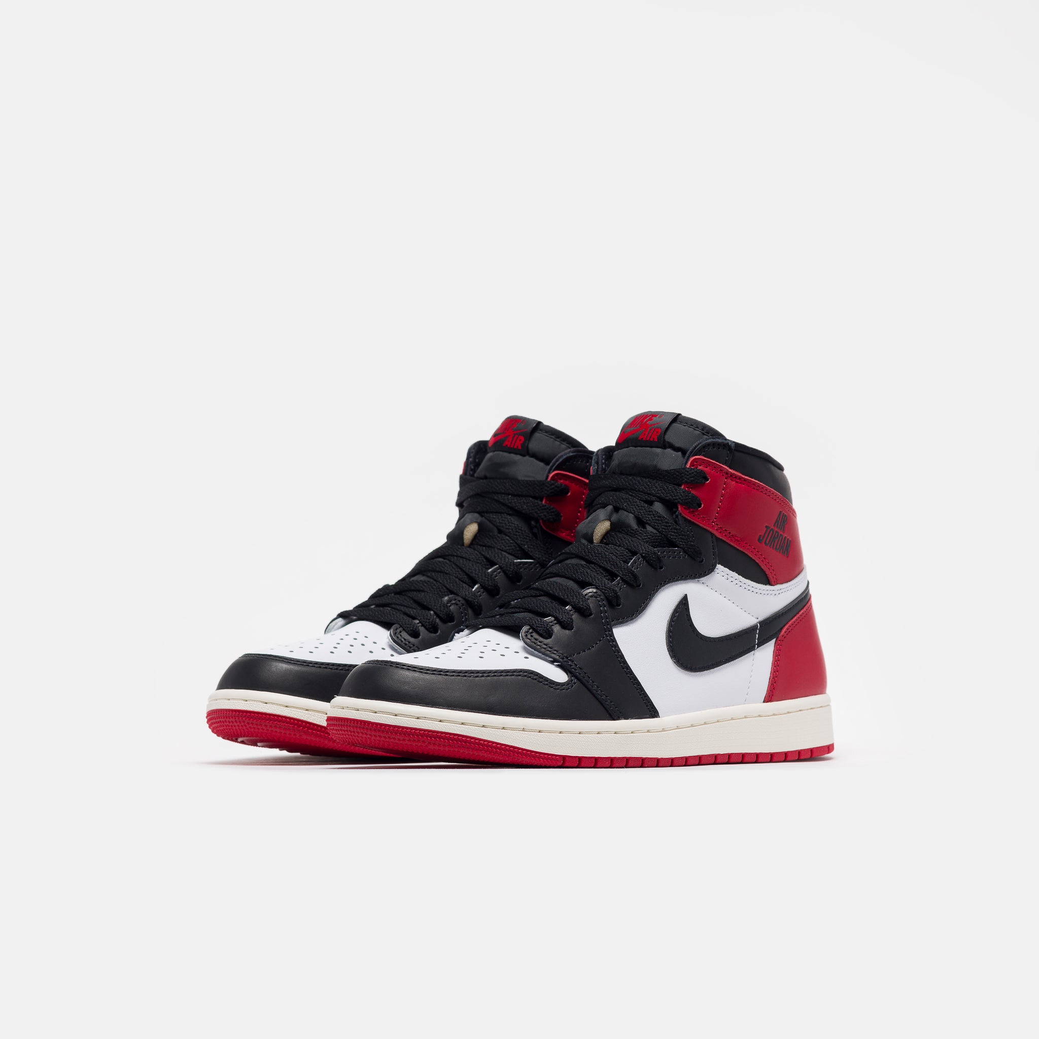 Air Jordan 1 Retro High OG Sneaker in White/Black/Varsity Red/Sail