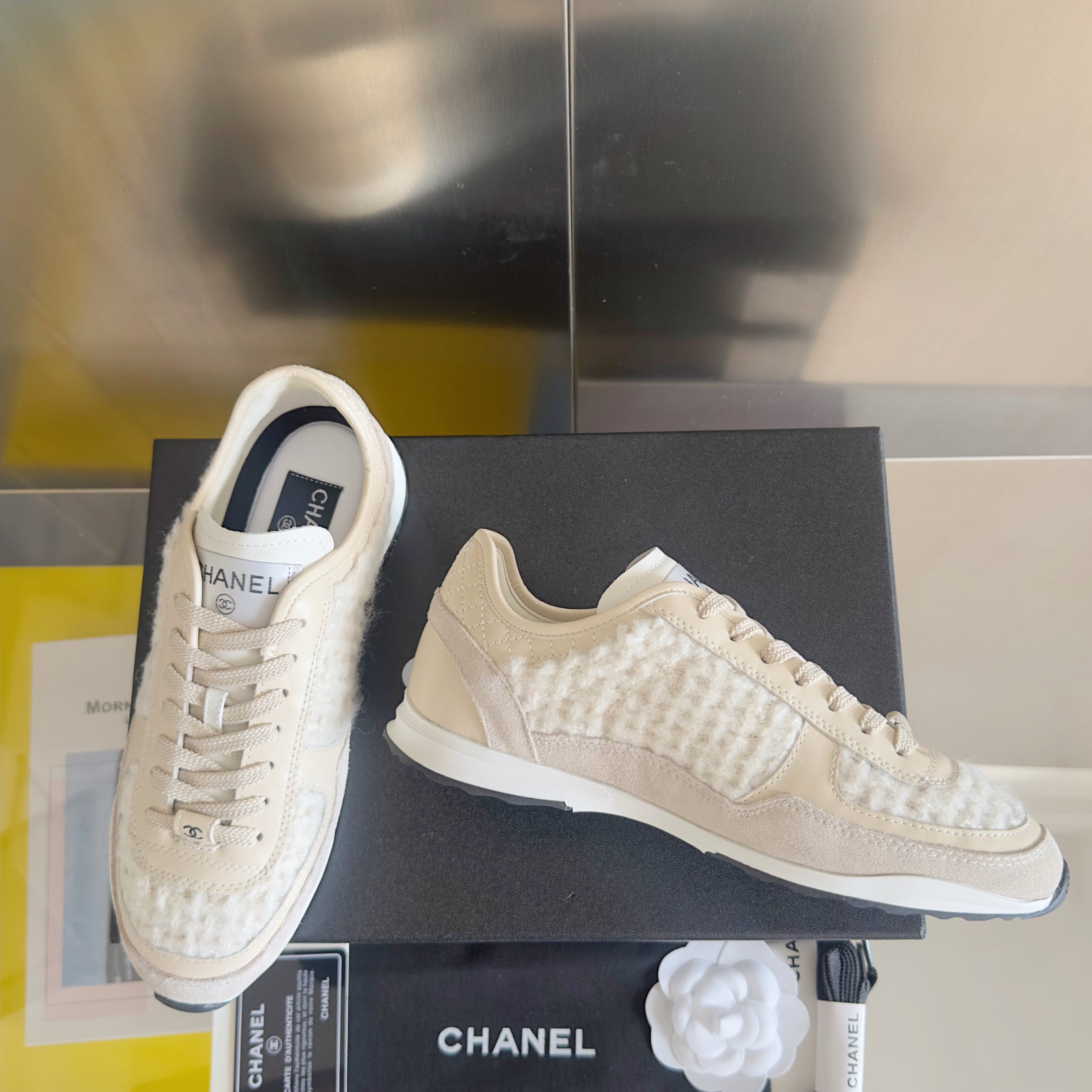 CHANEL 25S SNEAKERS 20MM IN WHITE CALFSKIN AND SUEDE、mysite、Cacoeks