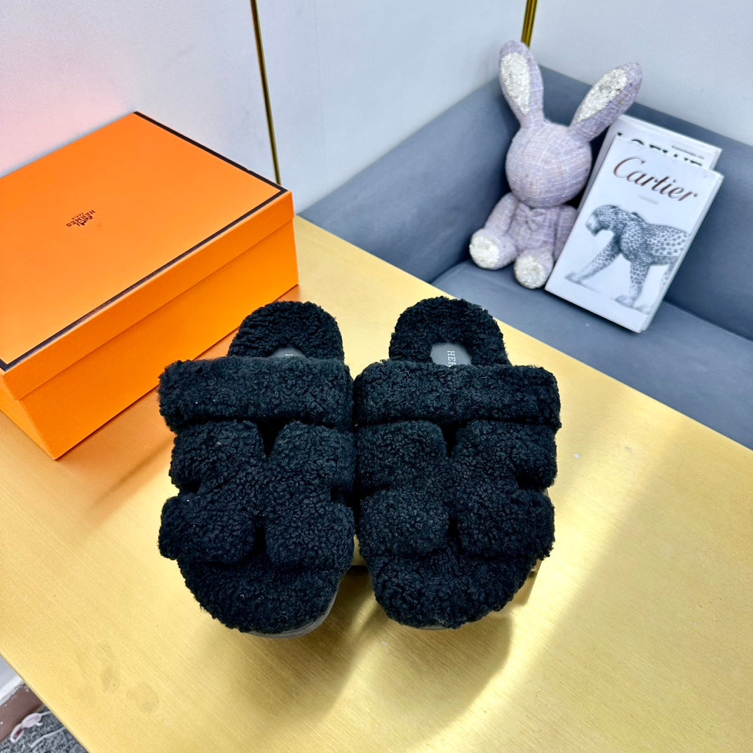 CHYPRE SANDAL IN BLACK SHEARLING、mysite、Cacoeks