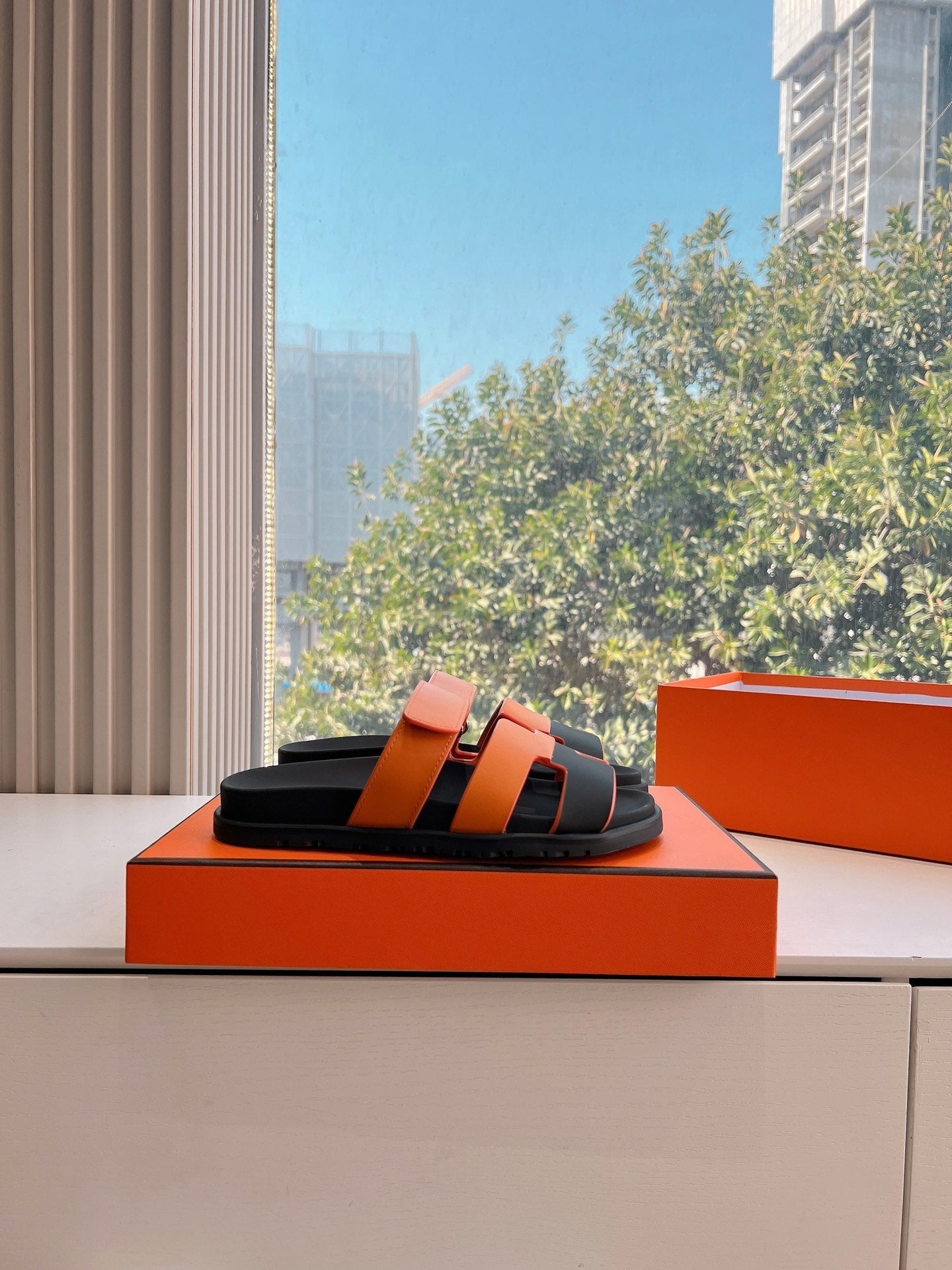 CHYPRE SANDAL IN VIVID ORANGE MIX BLACK CALFSKIN、mysite、Cacoeks