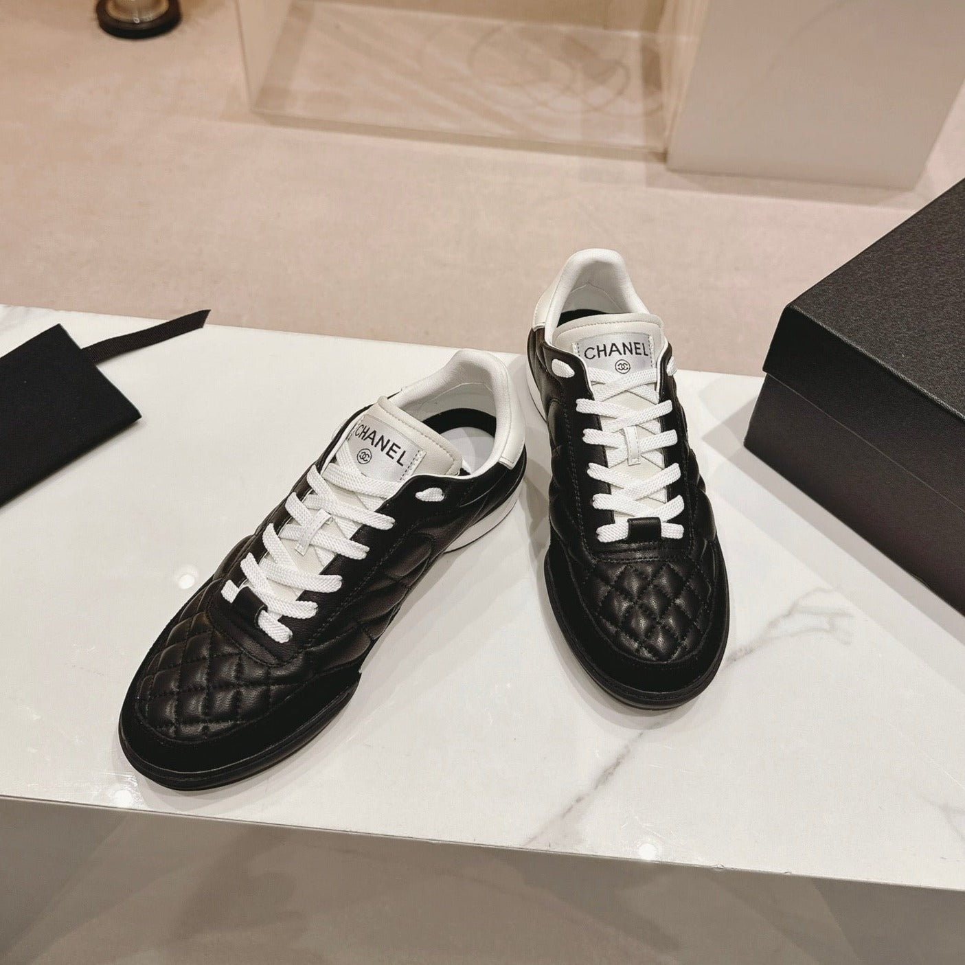 SNEAKERS IN GLOSSY BLACK LAMBSKIN、mysite、Cacoeks