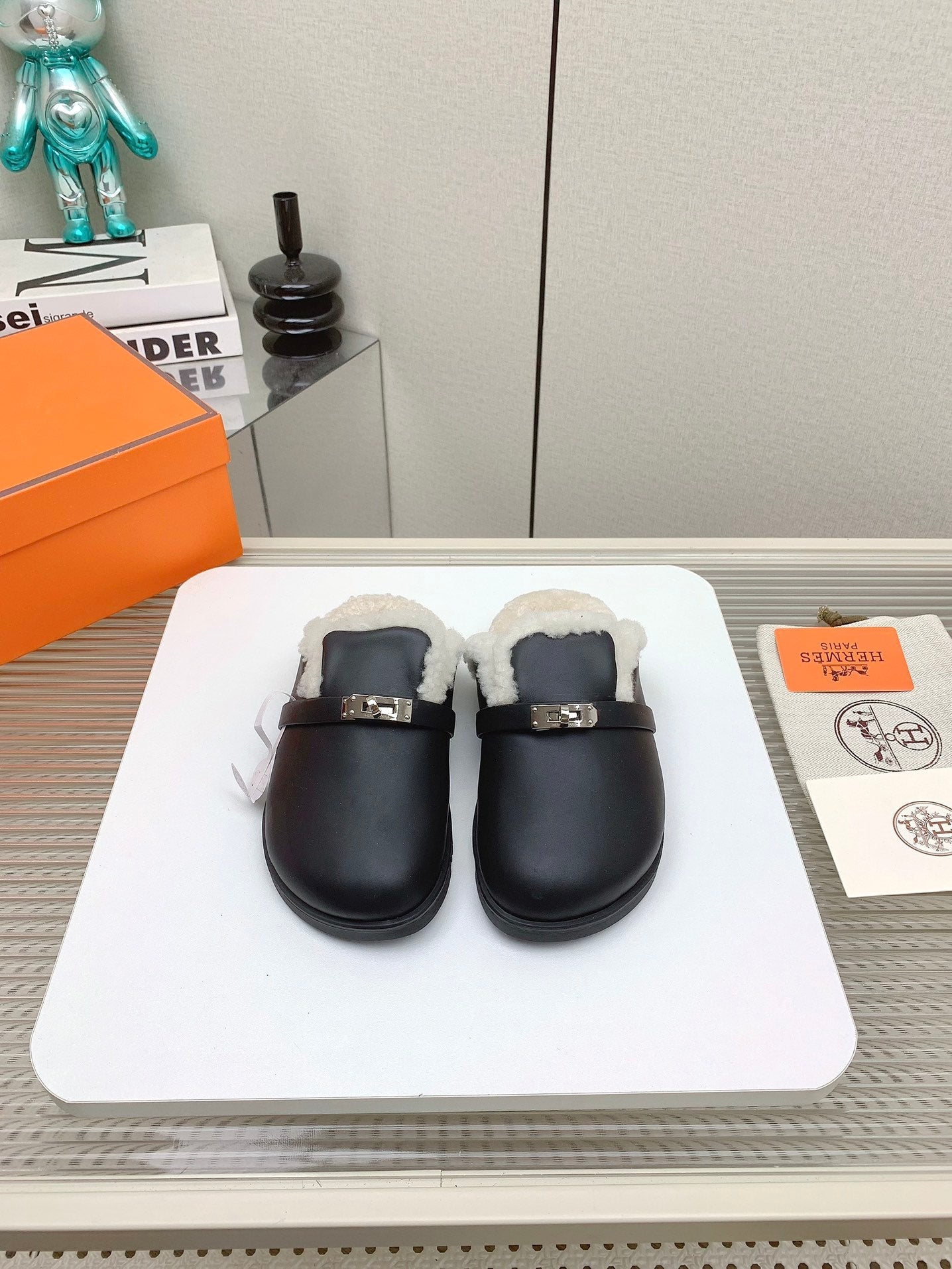 SLIP-ON MULE IN BLACK CALFSKIN AND SHEARLING LINING、mysite、Cacoeks