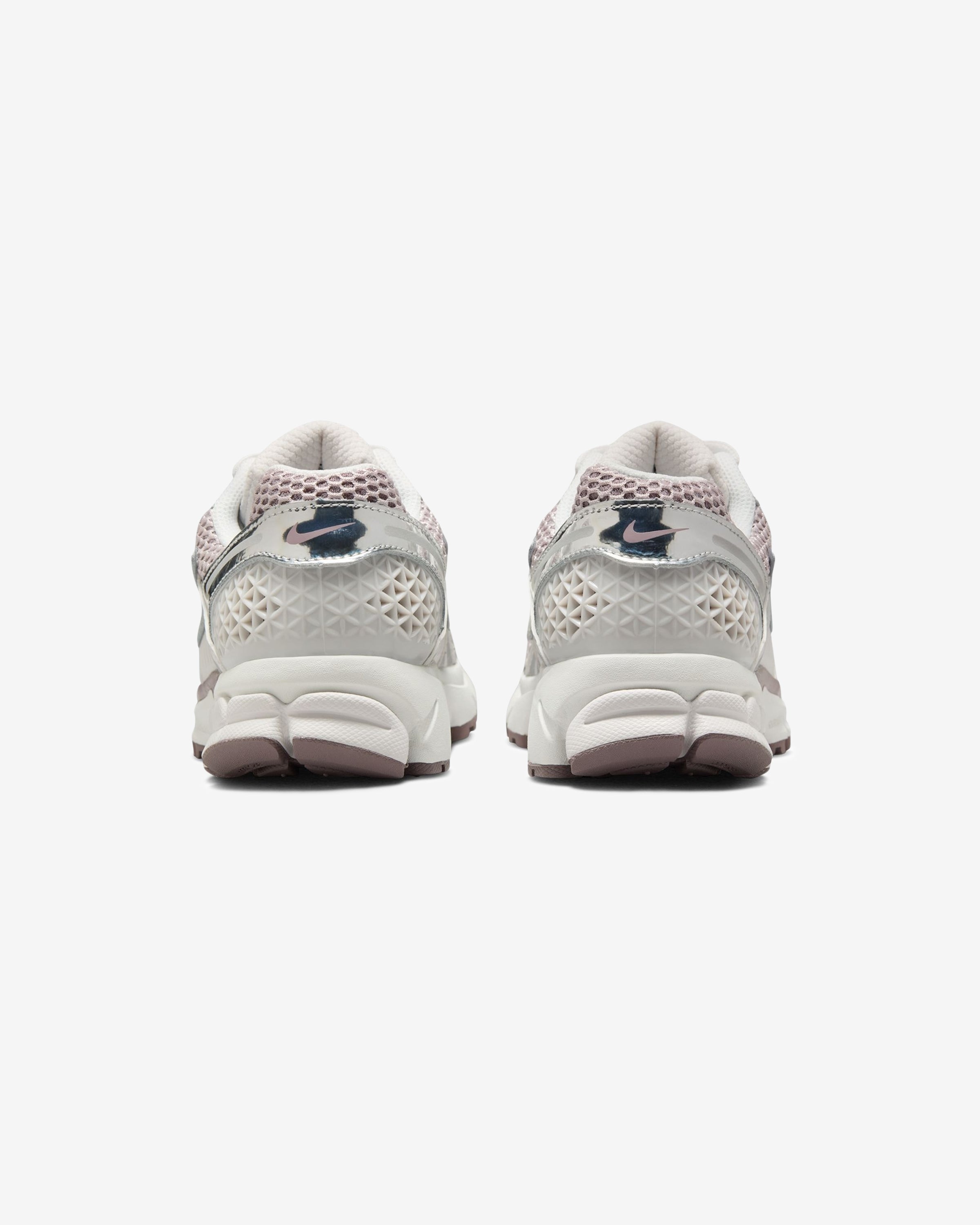 NIKE WOMENS ZOOM VOMERO 5 - VASTGREY