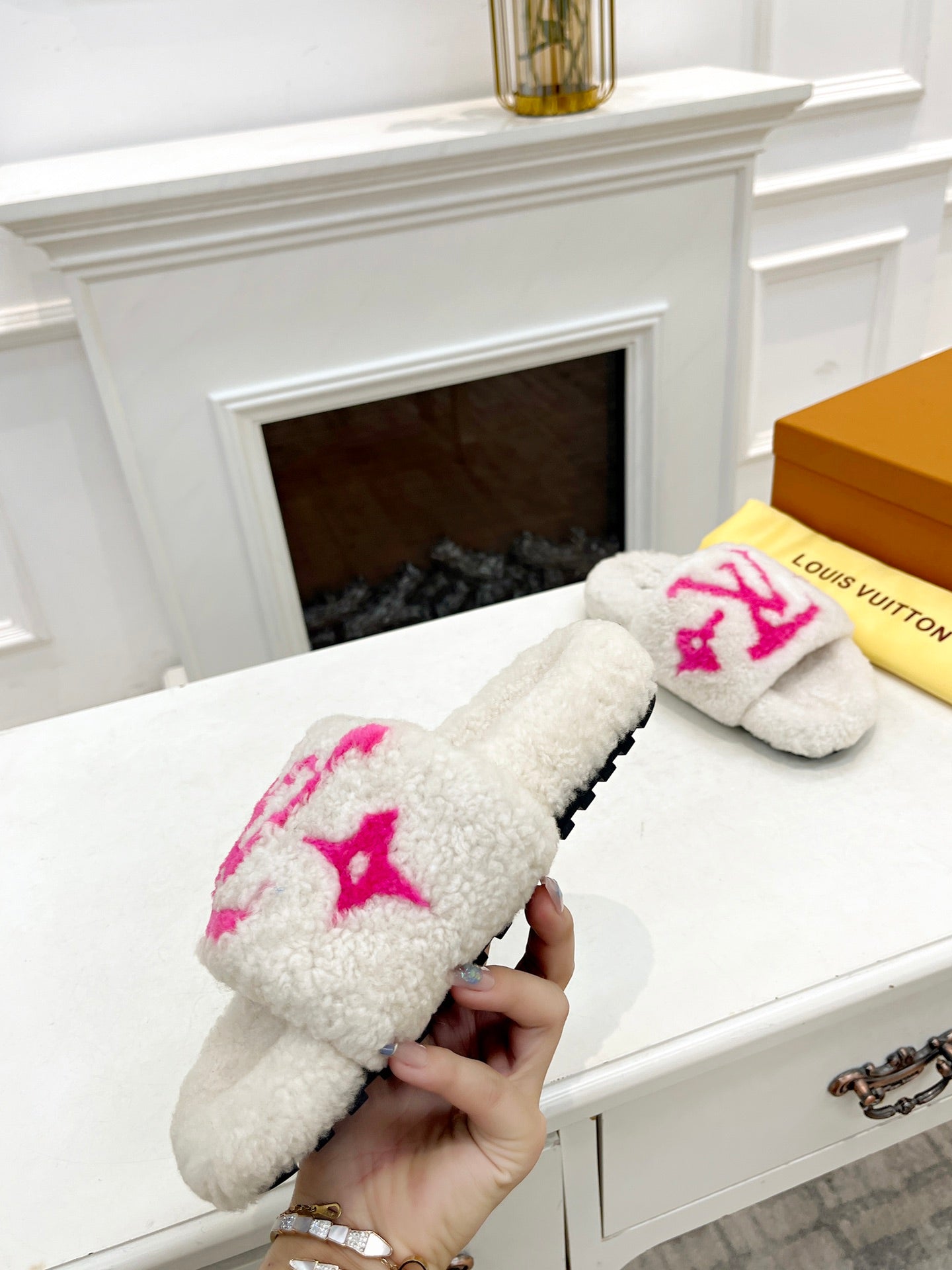LV FLAT SLIPPER IN WHITE MIX BRIGHT PINK SHEARLING、mysite、Cacoeks