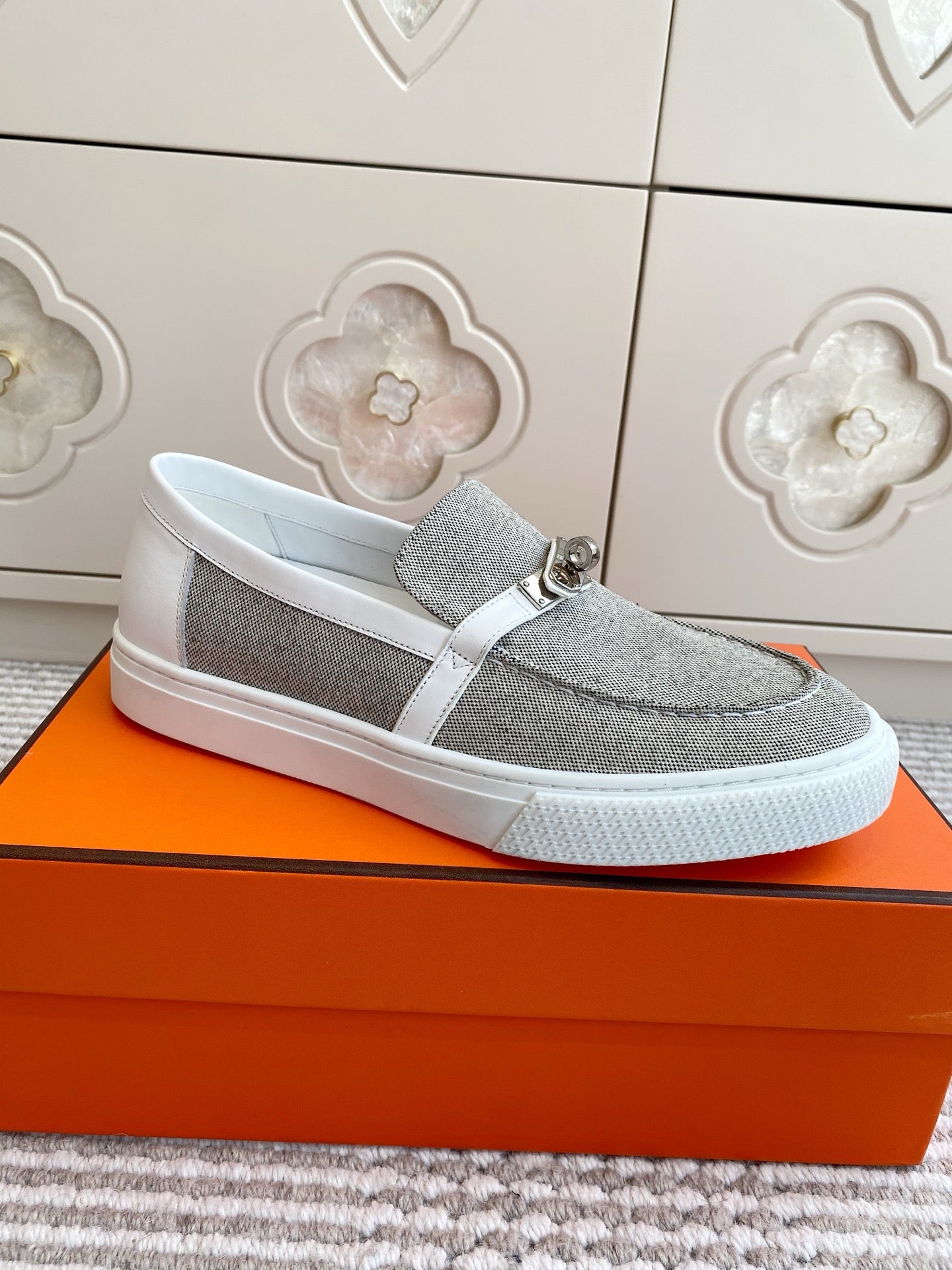HM 25S SLIP-ON IN LIGHT GREY CANVAS WITH SILVER HARDWARE、mysite、Cacoeks